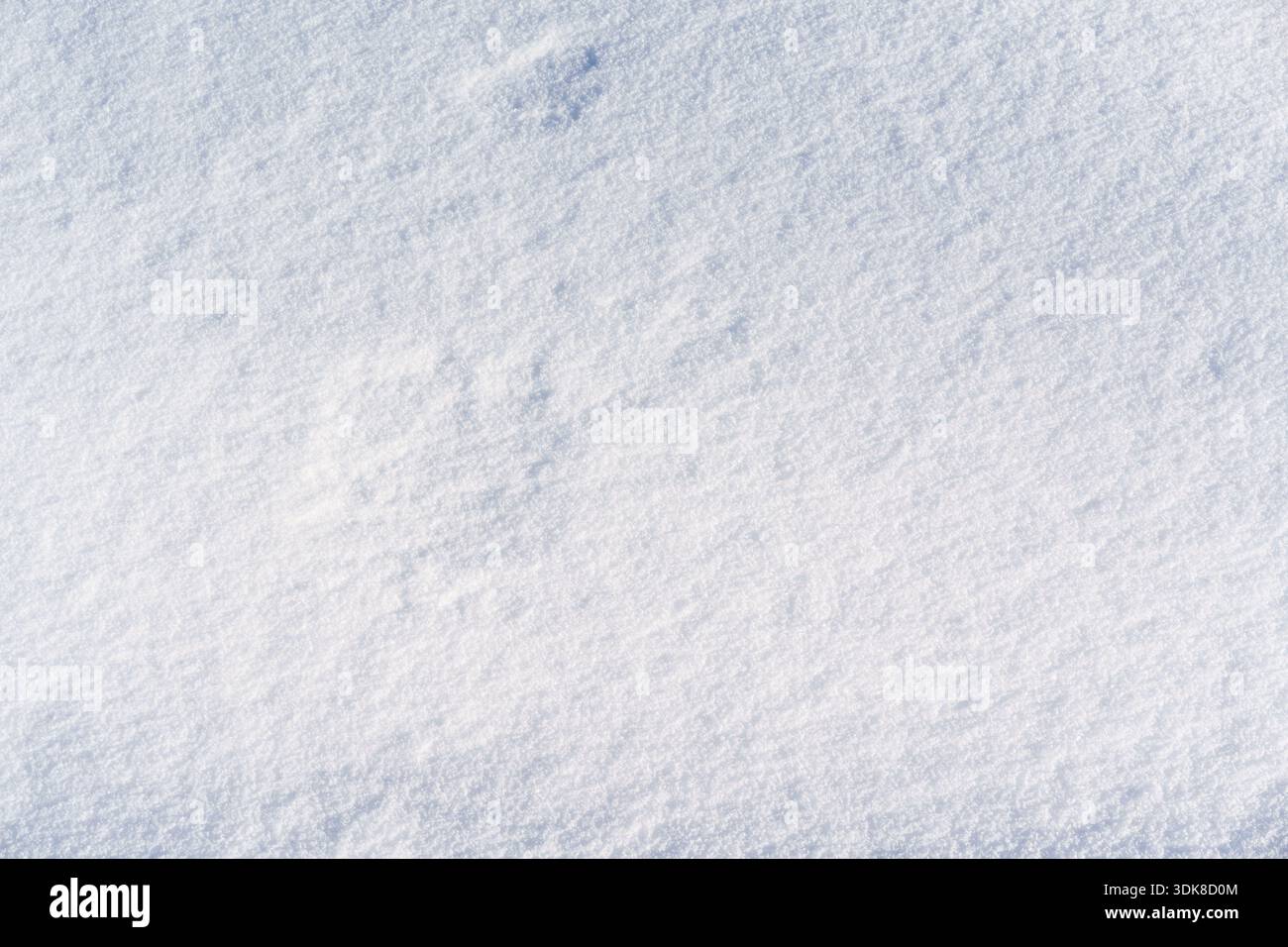 Esame ravvicinato della neve incontaminata con luci delicate e ondulazioni Foto Stock