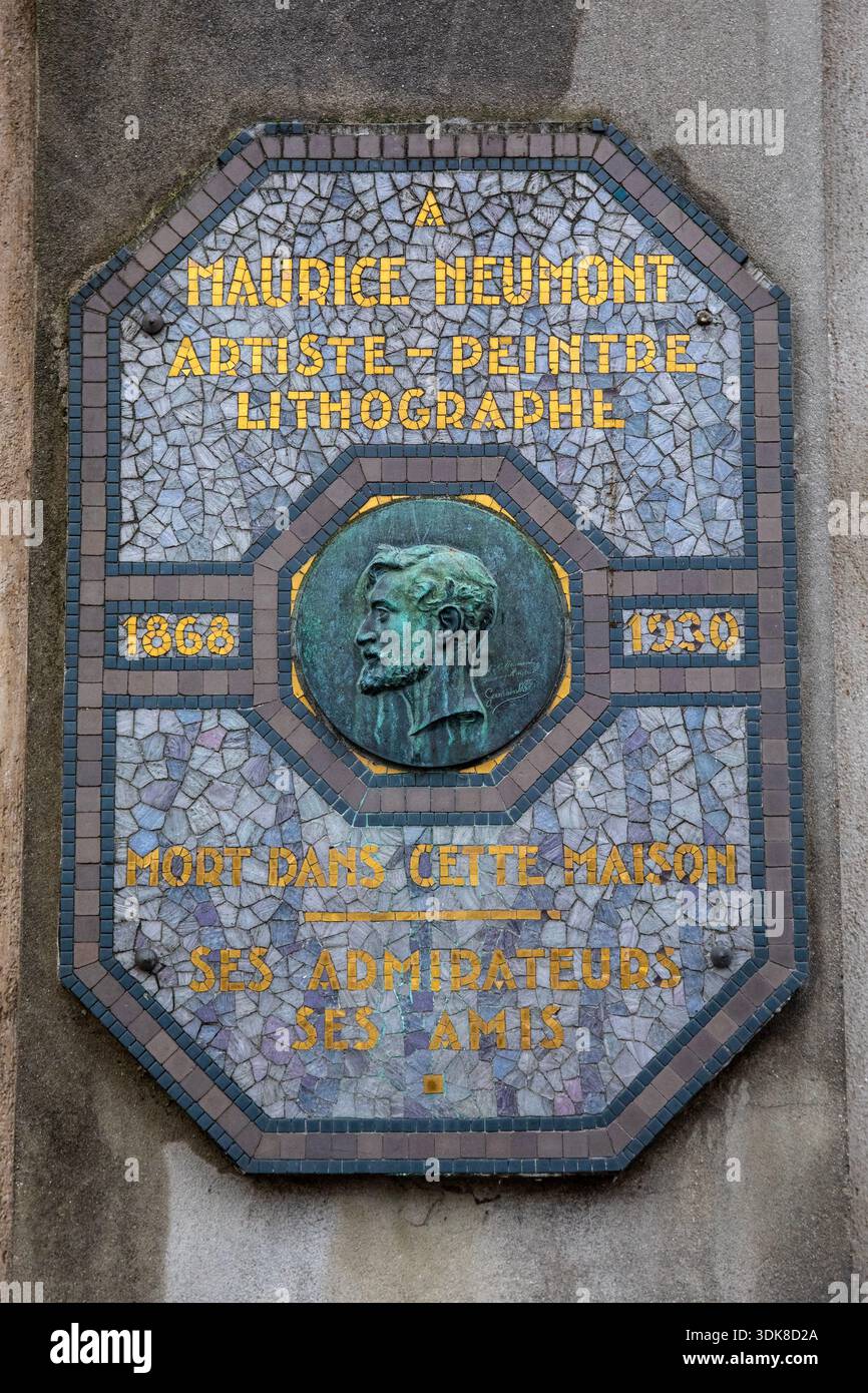Primo piano di una targa a mosaico su una casa nel quartiere di Montmartre a Parigi, Francia, che segna il luogo in cui famosi artisti, pittori e litografi Foto Stock