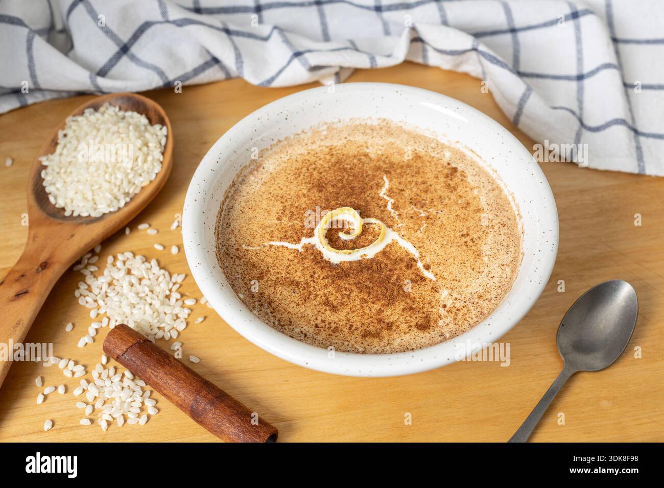 Arroz con limone ricoperto di cannella e scorza di limone in una ciotola bianca STILL Life Foto Stock