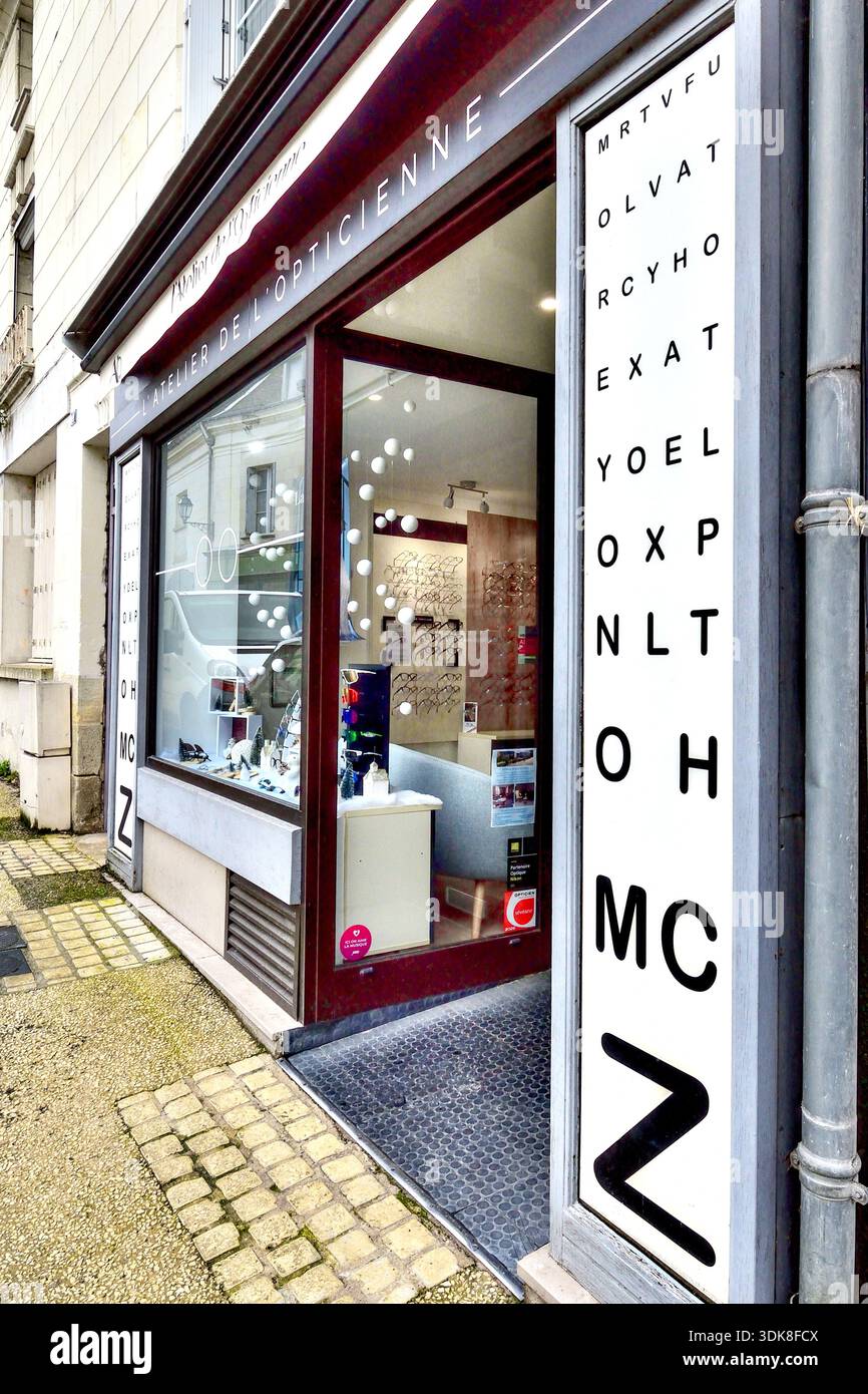 Grande pubblicità grafica "eye chart" di fronte ai locali degli ottici - Ligueil, Indre-et-Loire (37), Francia. Foto Stock