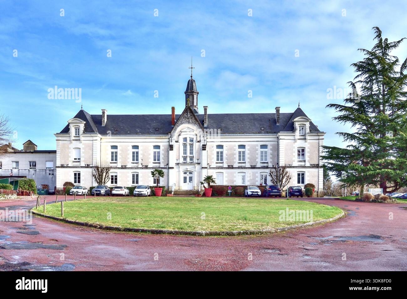 Approccio esterno al Balthazar Besnard maison de retraite / casa di riposo privata - Ligueil, Indre-et-Loire (37), Francia. Foto Stock