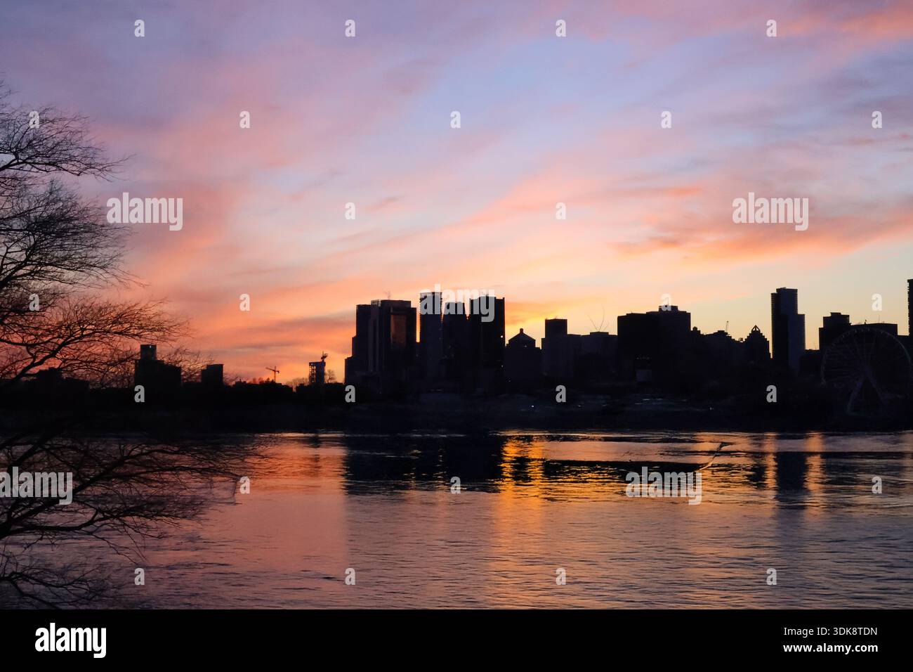 Skyline di Montreal nelle ore d'oro con splendidi colori arancione e rosa del cielo Foto Stock