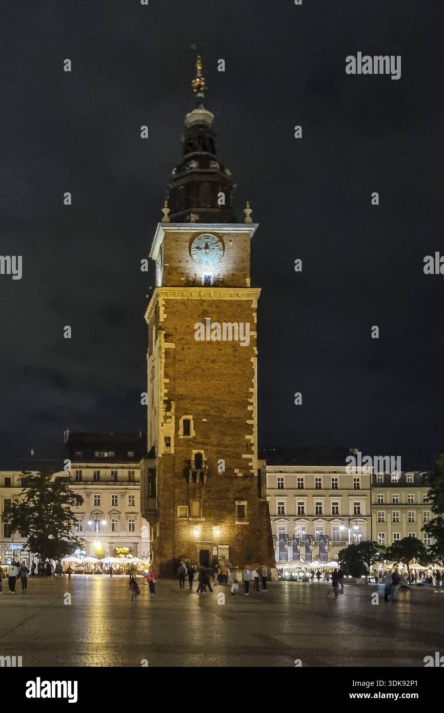 Torre del Municipio su Rynek, il resto del municipio costruito nel XIII secolo, Rynek con sale di stoffa, dal XIII secolo, Piazza del mercato principale, punto di riferimento di Foto Stock