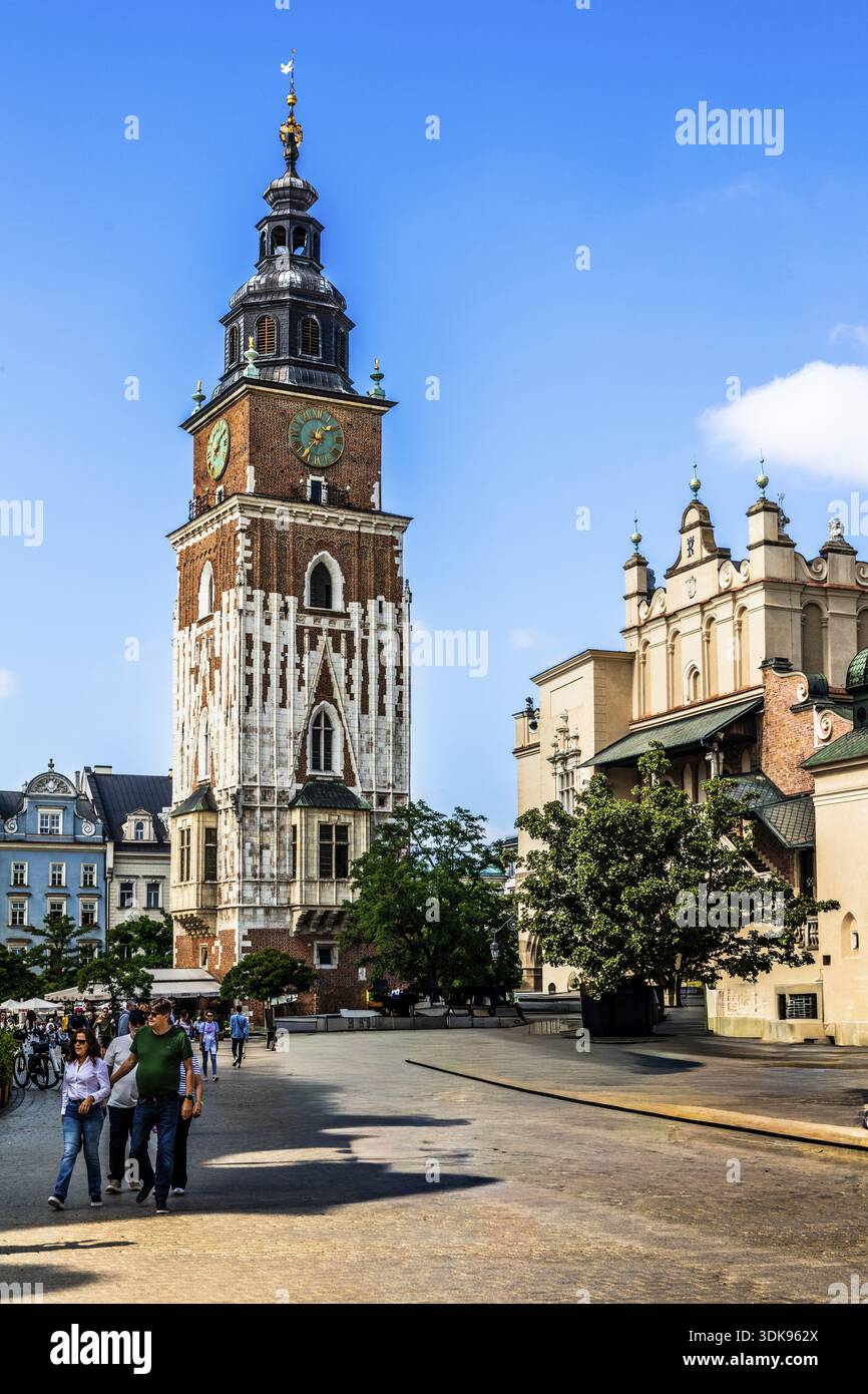 Torre del Municipio su Rynek, il resto del municipio costruito nel XIII secolo, Rynek con sale di stoffa, dal XIII secolo, Piazza del mercato principale, punto di riferimento di Foto Stock