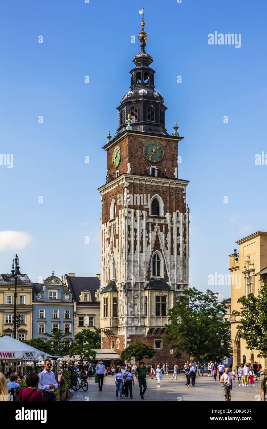 Torre del Municipio su Rynek, il resto del municipio costruito nel XIII secolo, Rynek con sale di stoffa, dal XIII secolo, Piazza del mercato principale, punto di riferimento di Foto Stock
