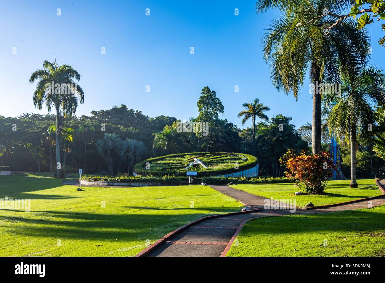Grande orologio botanico presso il Museo Jardín Botánico Nacional, Museo Nazionale Giardino Botanico. Santo Domingo, Repubblica Dominicana. Foto Stock