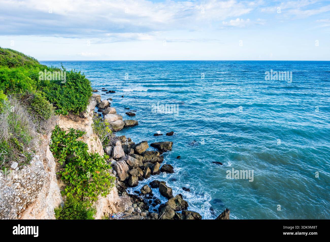 Scogliera rocciosa lungo la costa dell'isola di Hispaniola. Repubblica Dominicana. Foto Stock