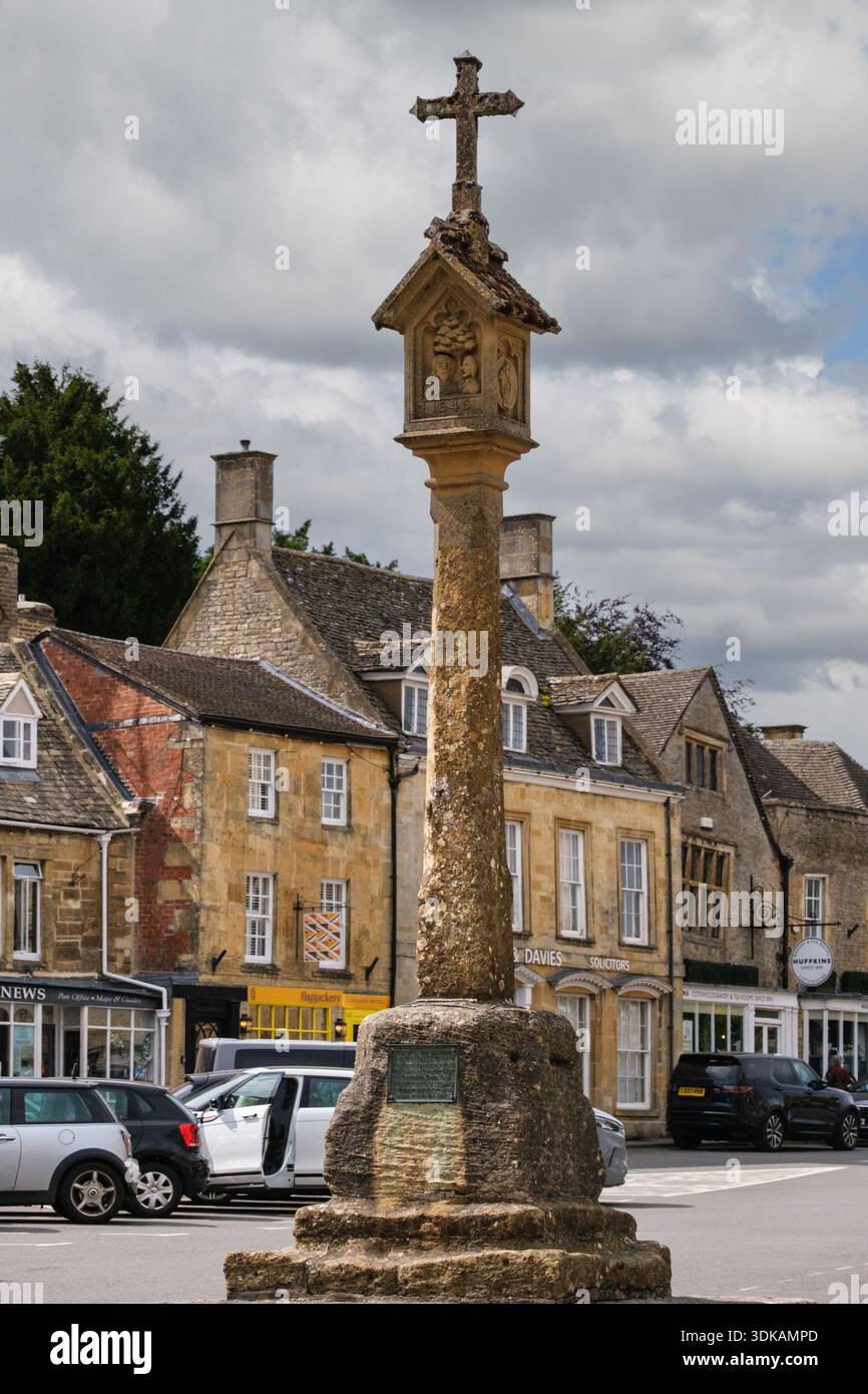 Stow-on-the-Wold, Cotswolds, Inghilterra, U.K. Market Square Cross. Foto Stock