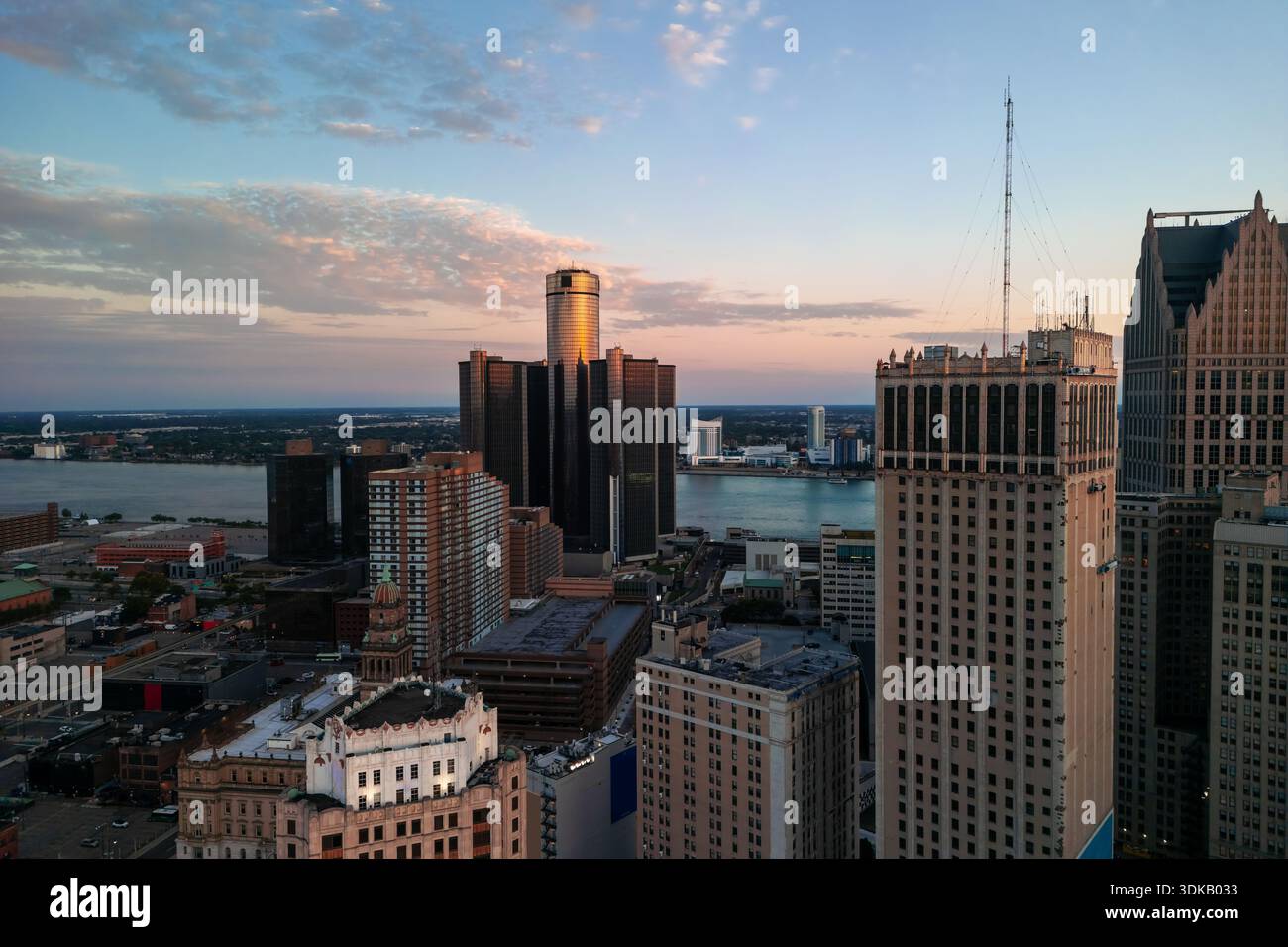 Vista aerea panoramica del centro di Detroit al crepuscolo lungo il fiume Detroit. Foto Stock