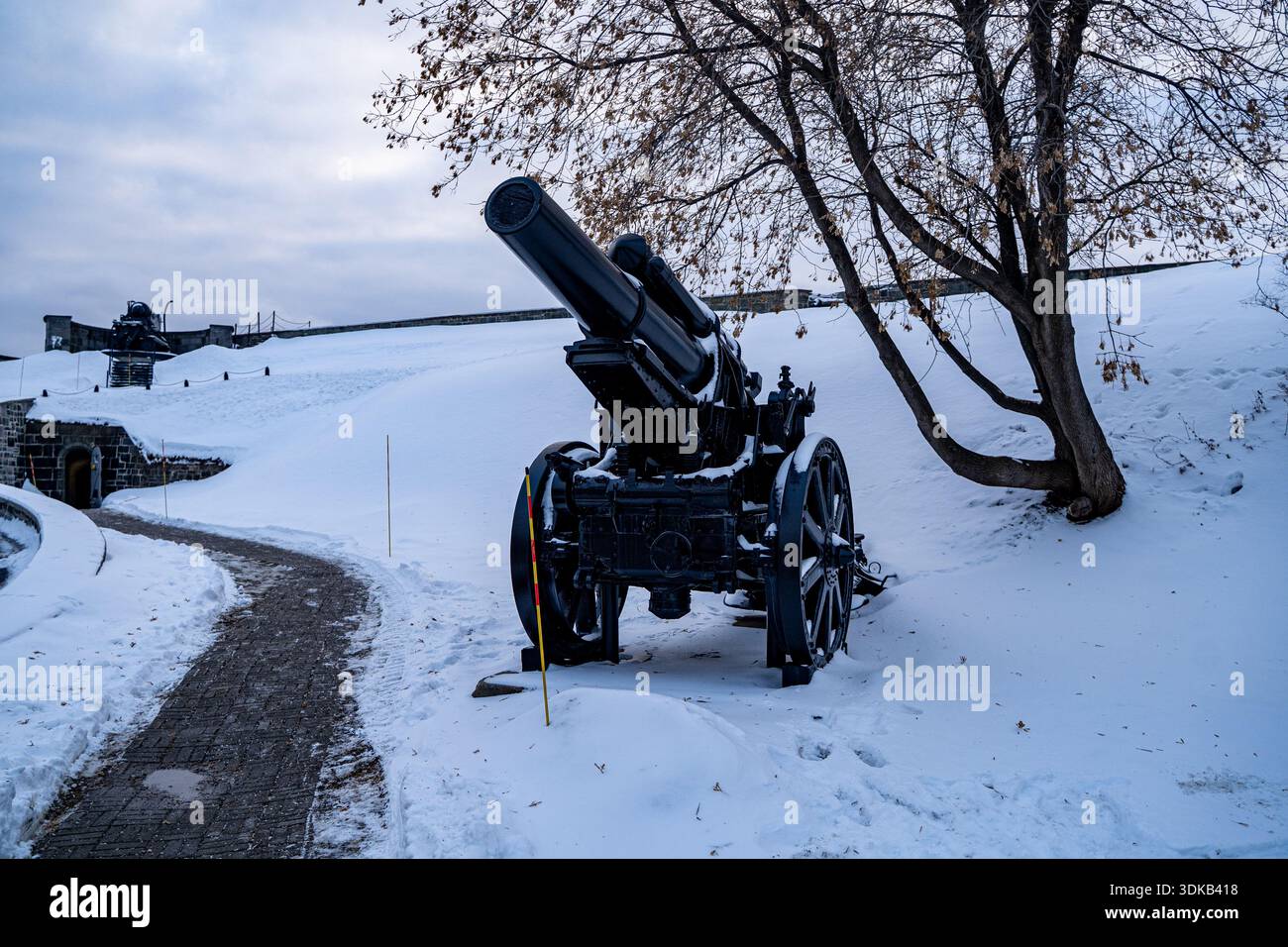 Vista dello storico cannone d'artiglieria nei terreni innevati della fortezza in inverno. Quebec City, Canada - 22 dicembre 2025. Foto Stock