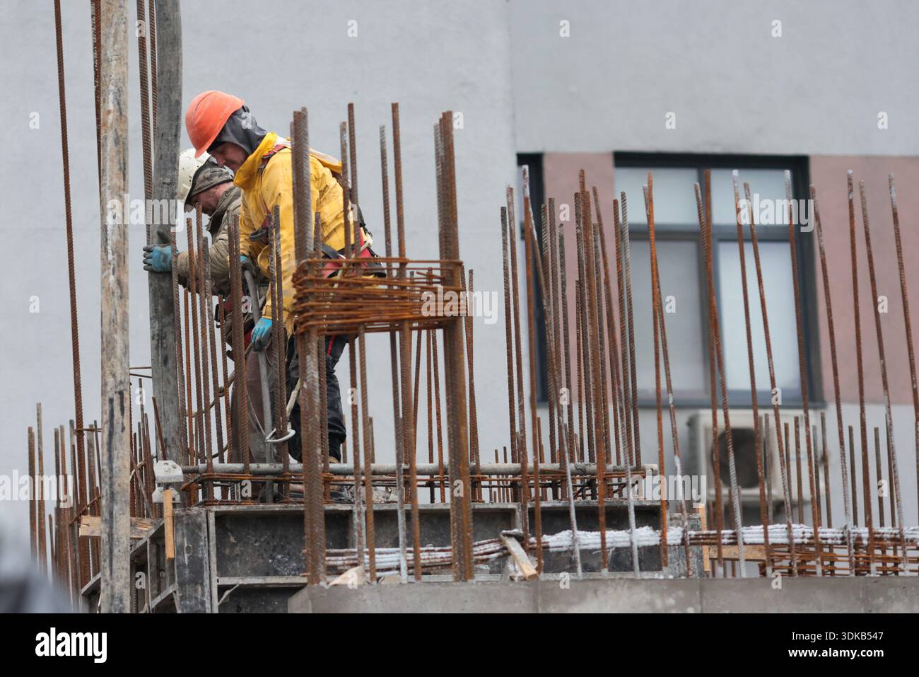 Bucarest, Romania - 30 gennaio 2026: Operai edili rumeni in un cantiere. Foto Stock