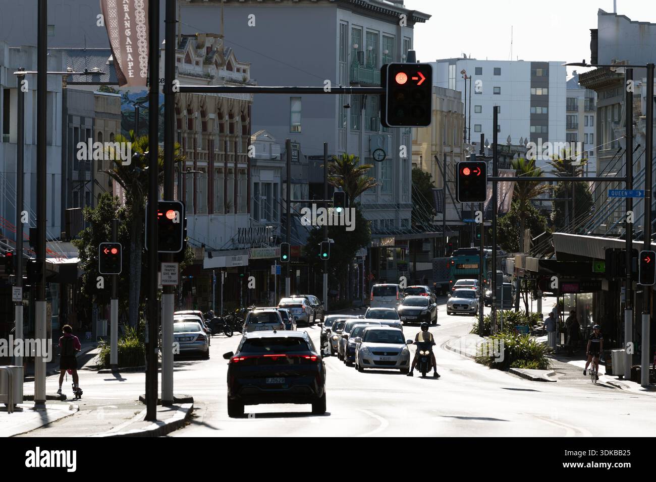 Traffico e pedoni in movimento attraverso un incrocio stradale nel centro di Auckland, Auckland, nuova Zelanda. Foto Stock
