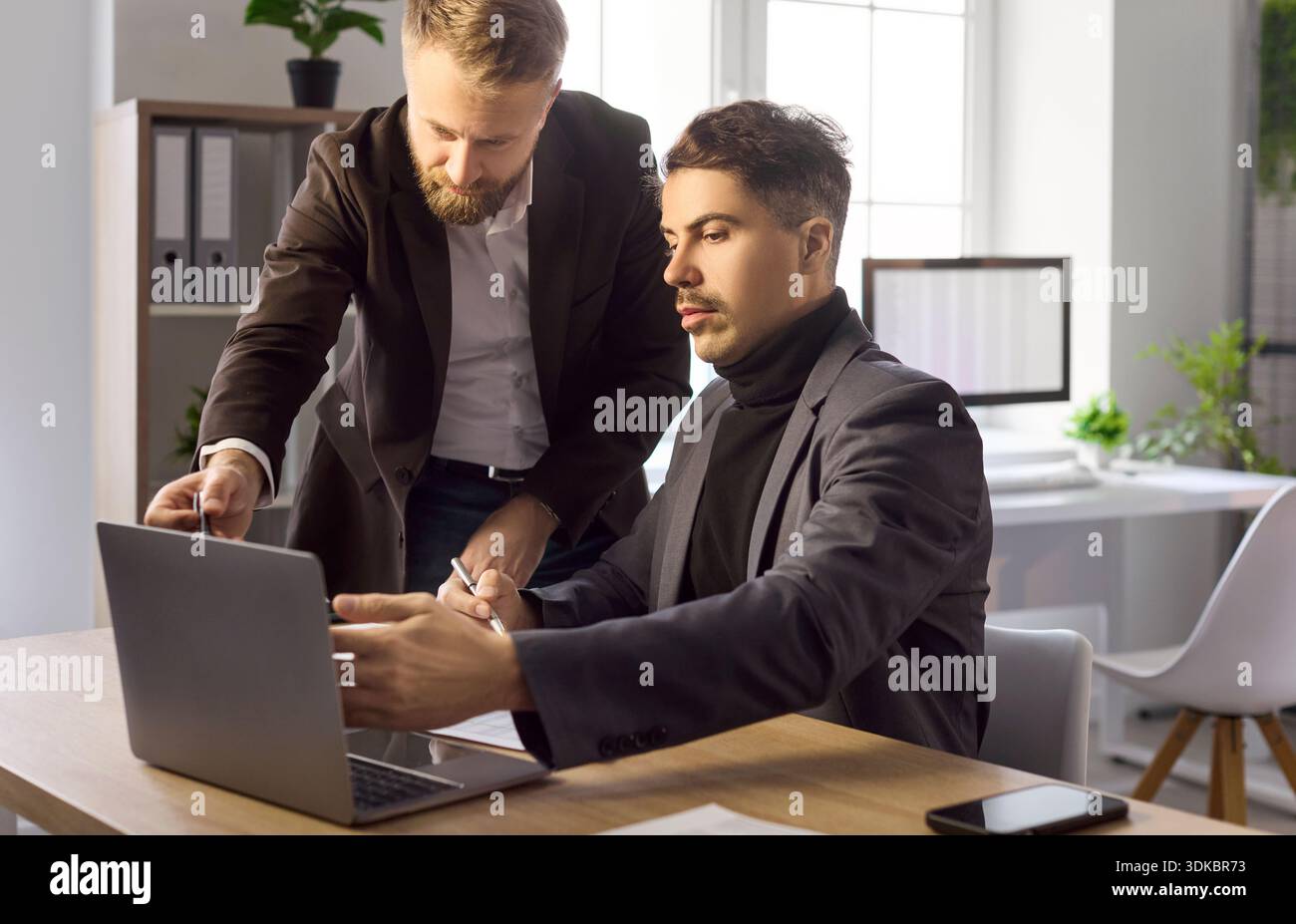 Colleghi aziendali che collaborano con un laptop per la pianificazione e l'analisi dei progetti Foto Stock