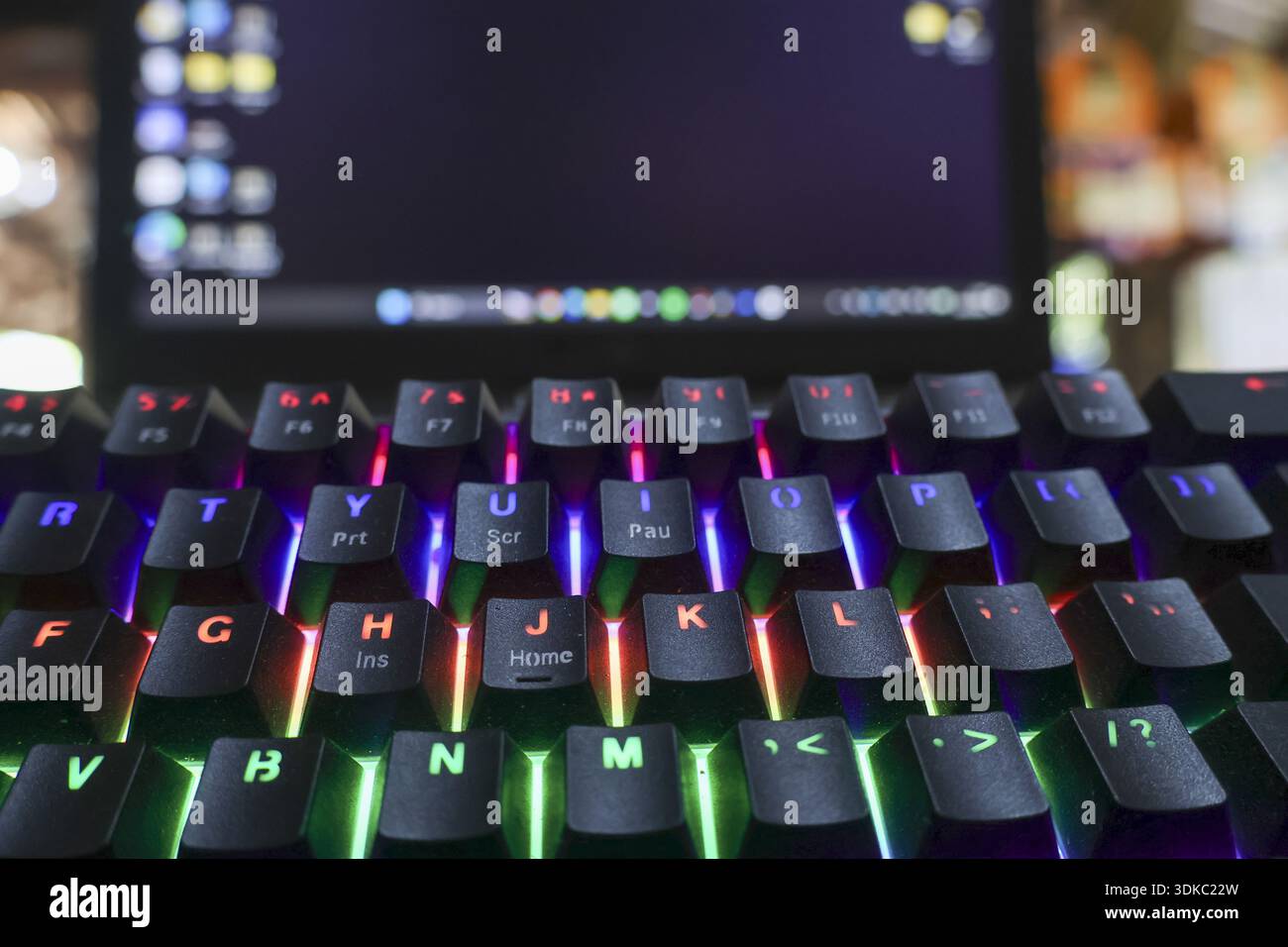 Vista ravvicinata della tastiera per giochi RGB colorata. Questo moderno dispositivo illuminato ha un design retroilluminato che crea un'atmosfera coinvolgente per una tecnologia intensa Foto Stock