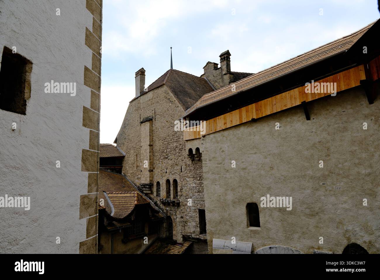 Veytaux, Svizzera - 2 ottobre 2025: Architettura del cortile interno del castello di Chillon Foto Stock
