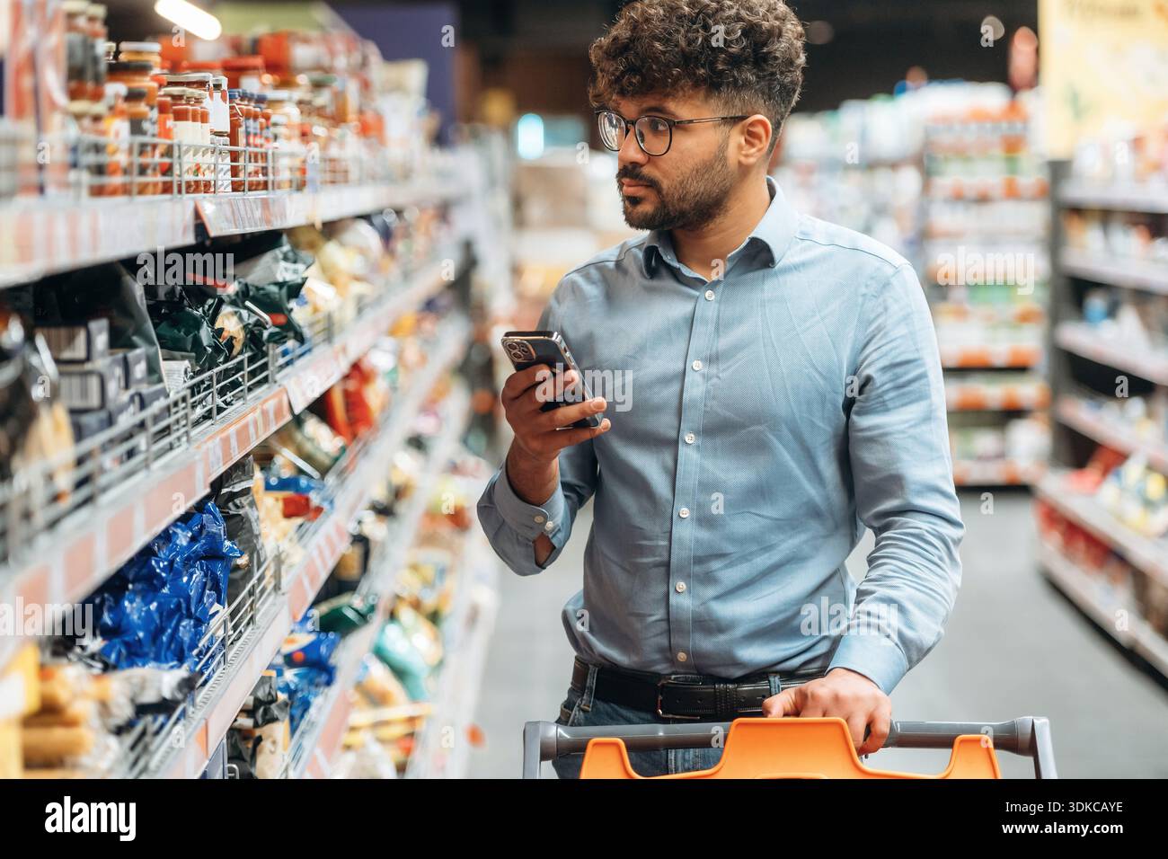 Vista frontale. L'uomo è al negozio di alimentari. Foto Stock