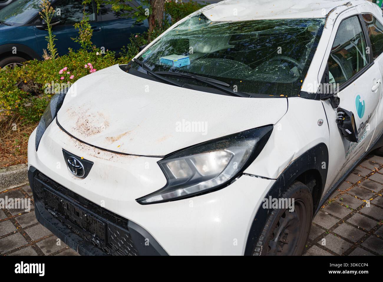 Vista frontale della Toyota Aygo bianca danneggiata con cofano ammaccato e segni di sporcizia dopo l'incidente Foto Stock