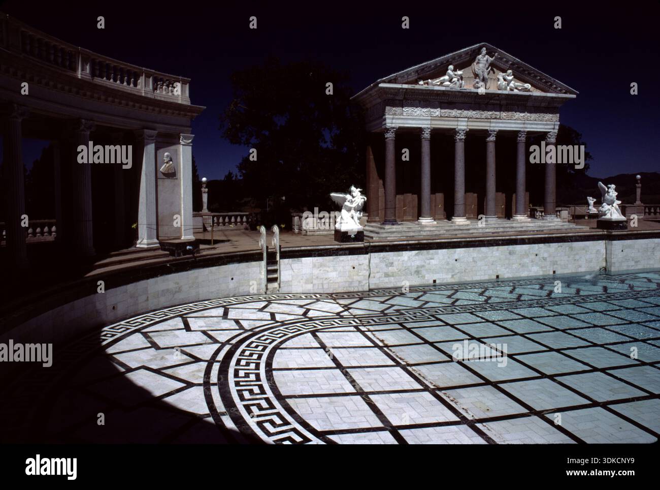 San Simeon, CA. U.S.A. 6 dicembre 2017. William R. Hearst Castle. San Simeon, California State Historical Monument. Giardini, sentieri e viste panoramiche. Foto Stock