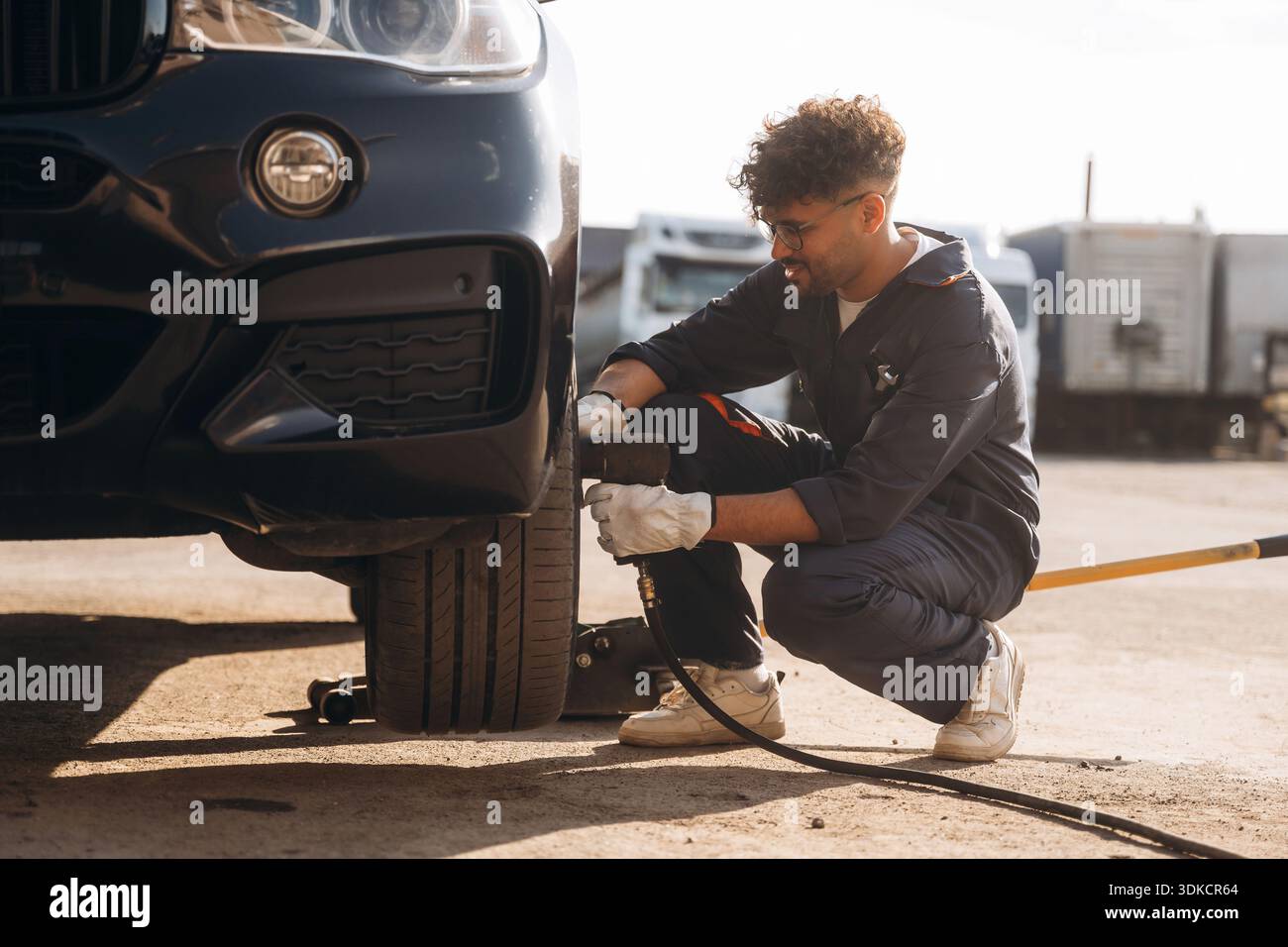 Il meccanico è con l'auto all'aperto. Foto Stock