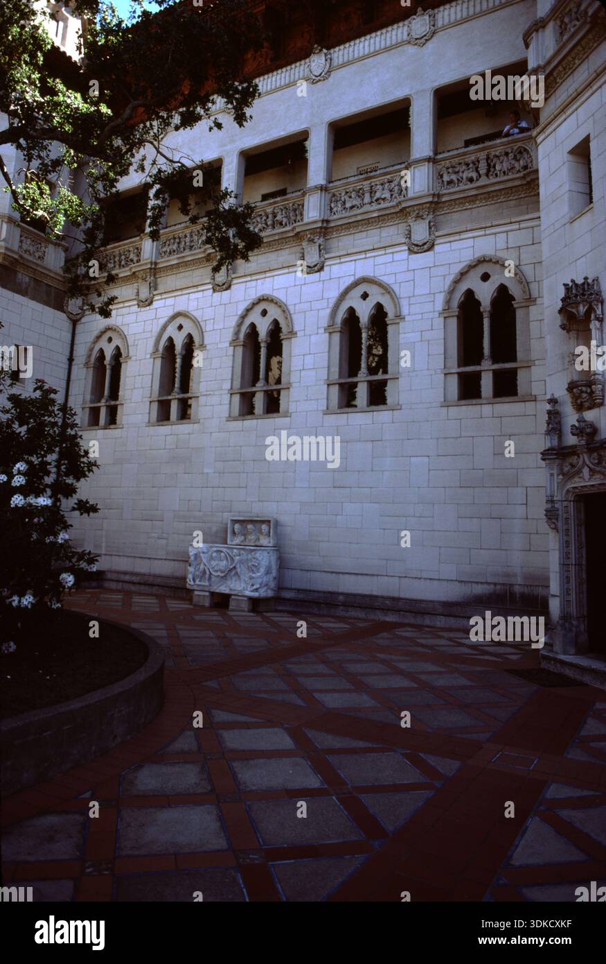 San Simeon, CA. U.S.A. 6 dicembre 2017. William R. Hearst Castle. San Simeon, California State Historical Monument. Giardini, sentieri e viste panoramiche. Foto Stock