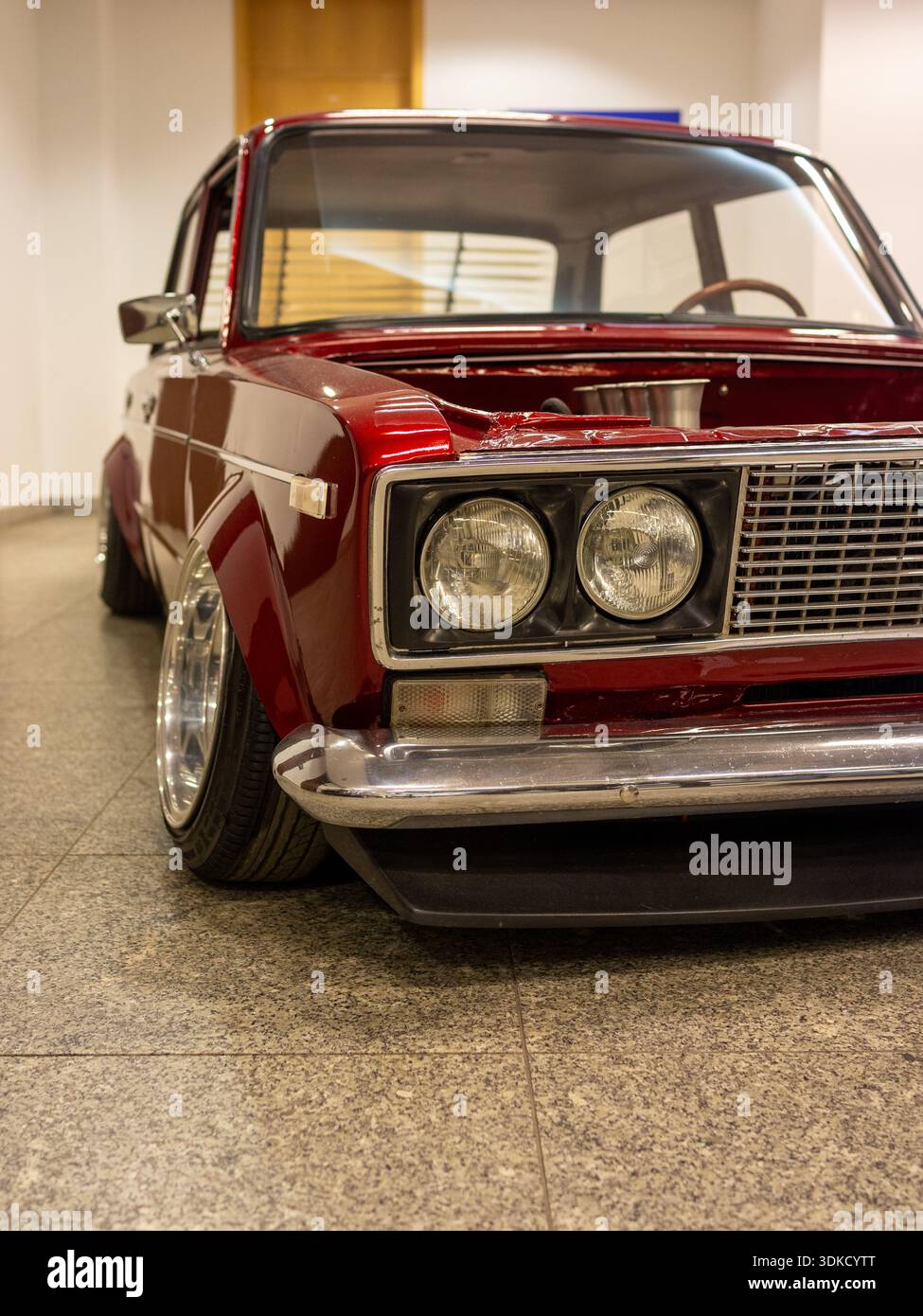 Primo piano anteriore in berlina d'epoca rossa con griglia cromata Lada, doppi fari rotondi, linea ribassata e lucida Varsavia, Polonia 29-01-2026 Foto Stock