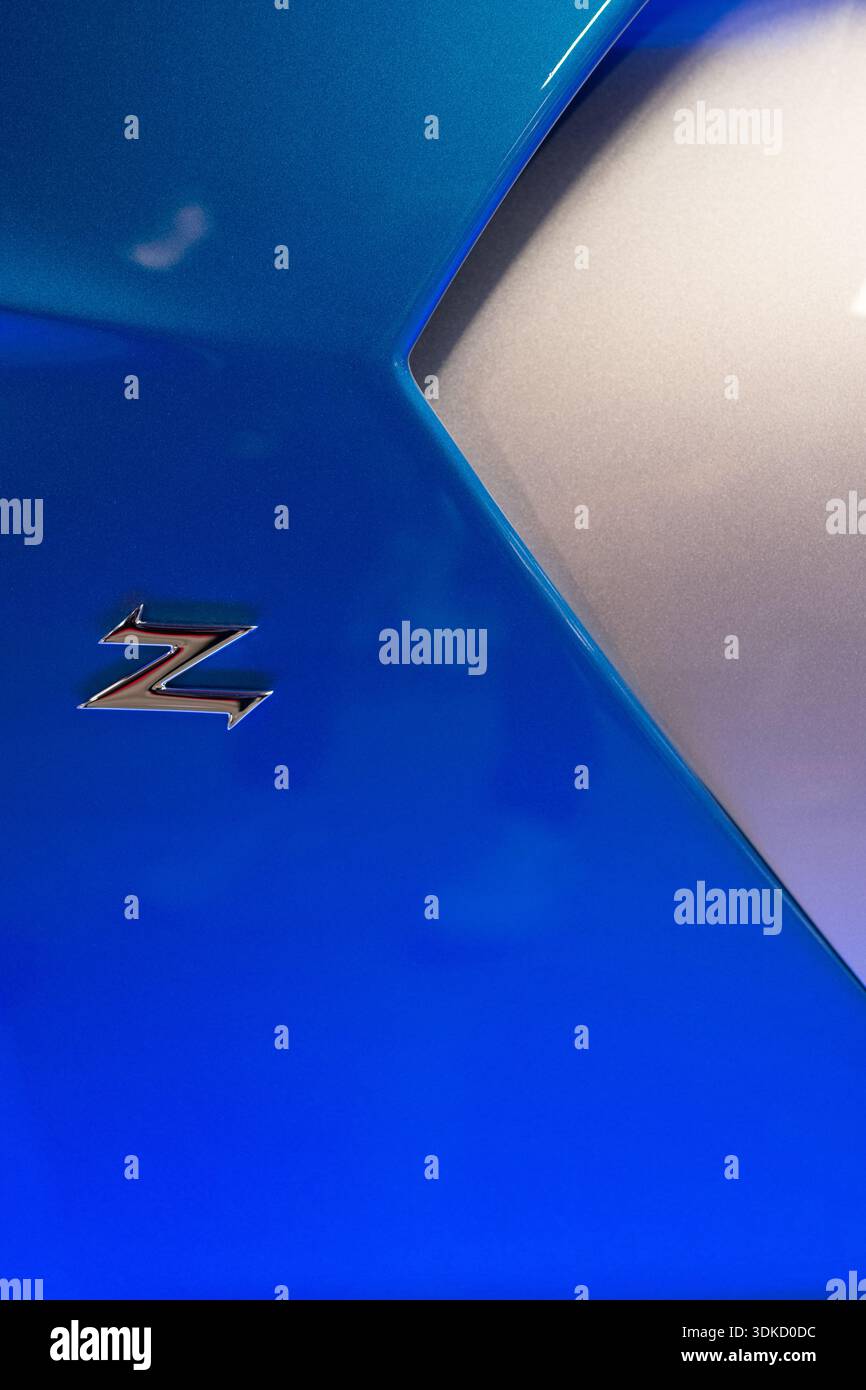 Simbolo Blue Sports Car Closeup Glossy Metallic Z Badge Reflecting Studio Lights, carrozzeria curva Varsavia, Polonia Foto Stock