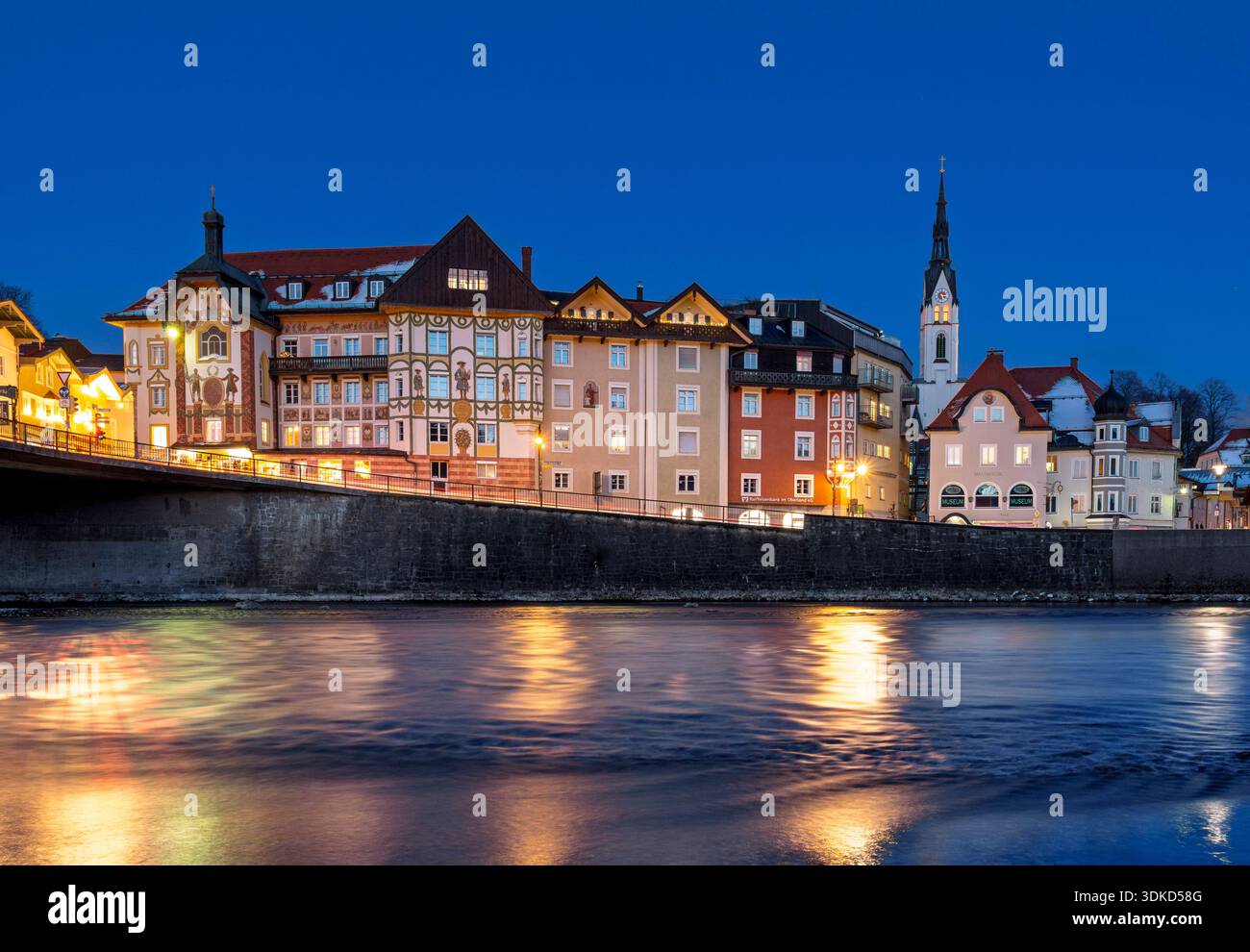 Lichter der beleuchteten Altstadt von Bad Tölz spiegeln sich im Wasser der Isar in der blauen Stunde, Bad Tölz, Oberbayern, Bayern, Deutschland, Europ Foto Stock