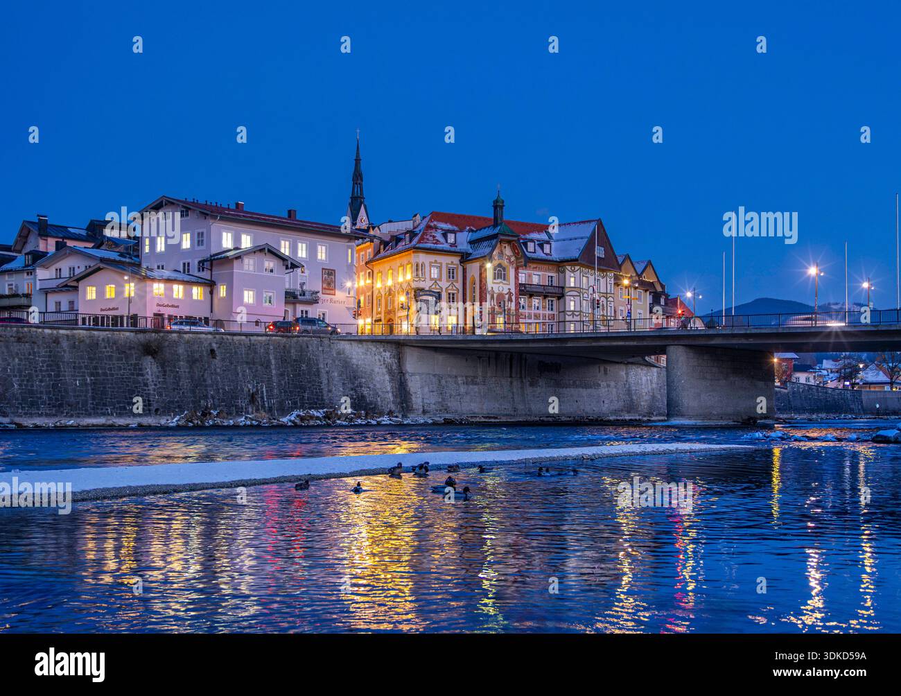 Lichter der beleuchteten Altstadt von Bad Tölz spiegeln sich im Wasser der Isar in der blauen Stunde, Bad Tölz, Oberbayern, Bayern, Deutschland, Europ Foto Stock