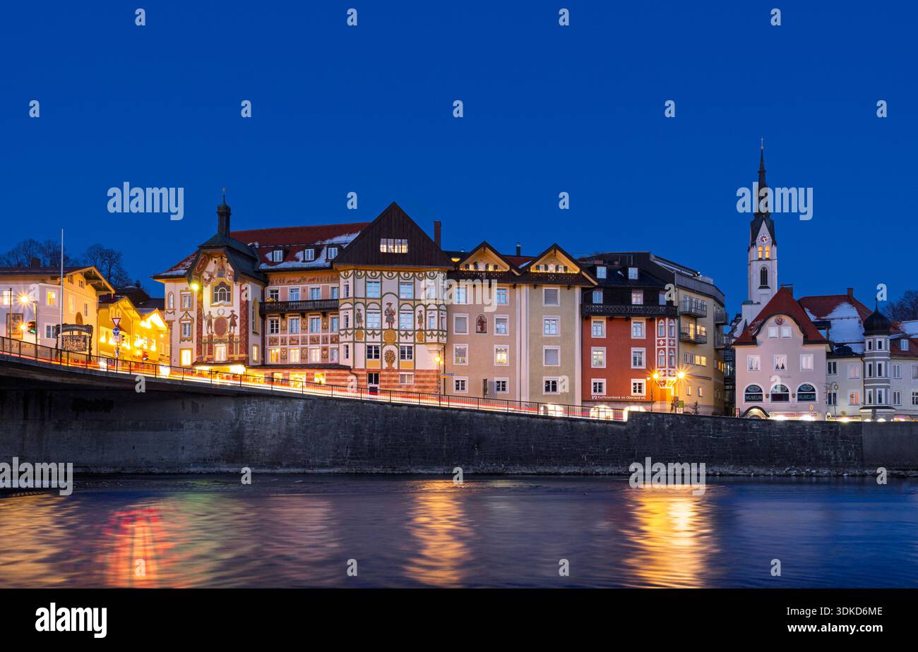 Le luci della città vecchia illuminata di Bad Tölz si riflettono nelle acque del fiume Isar durante l'ora blu. Bad Tölz, alta Baviera, Baviera, Foto Stock
