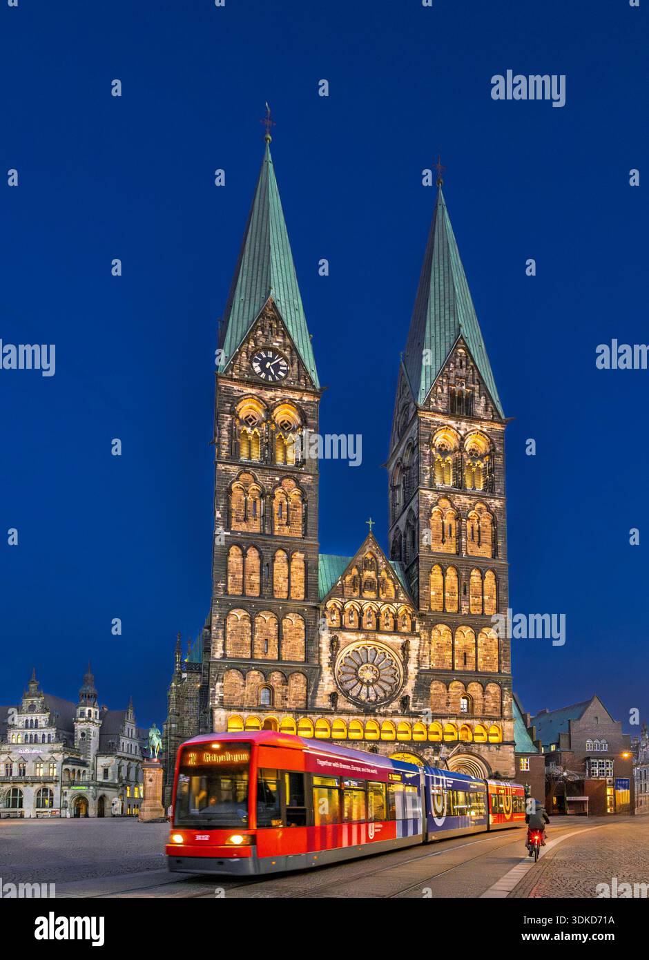 Tram rosso di fronte alla cattedrale di San Pietro e allo storico municipio della città vecchia di Brema di notte, città anseatica di Brema, Germania settentrionale, Germa Foto Stock
