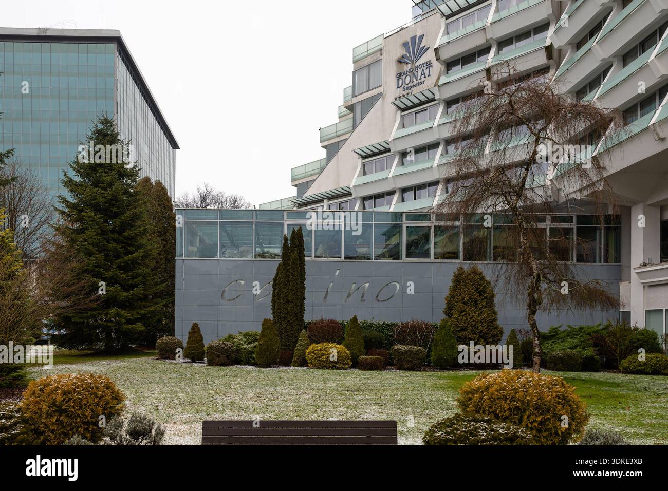 ROGASKA SLATINA, SLOVENIA, 01.03.2026: Moderno complesso alberghiero con una dependance con pareti in vetro, sempreverdi rifiniti e un prato color gelo. Il Grand Hotel Don Foto Stock