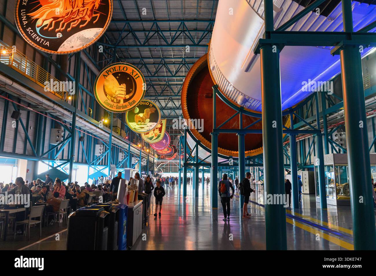 Vista interna dell'Apollo/Saturn V Center con stadi del razzo Saturn V e patch missione Apollo al Kennedy Space Center, Florida. Foto Stock