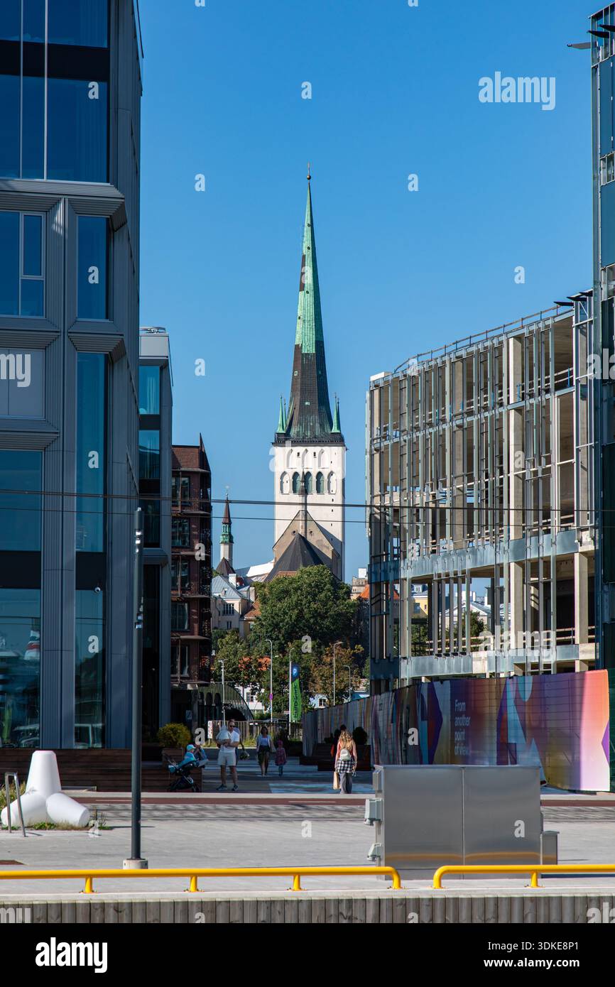 Oleviste kirik o torre campanaria della chiesa di Sant'Olaf, contro il cielo azzurro a Tallinn, Estonia Foto Stock