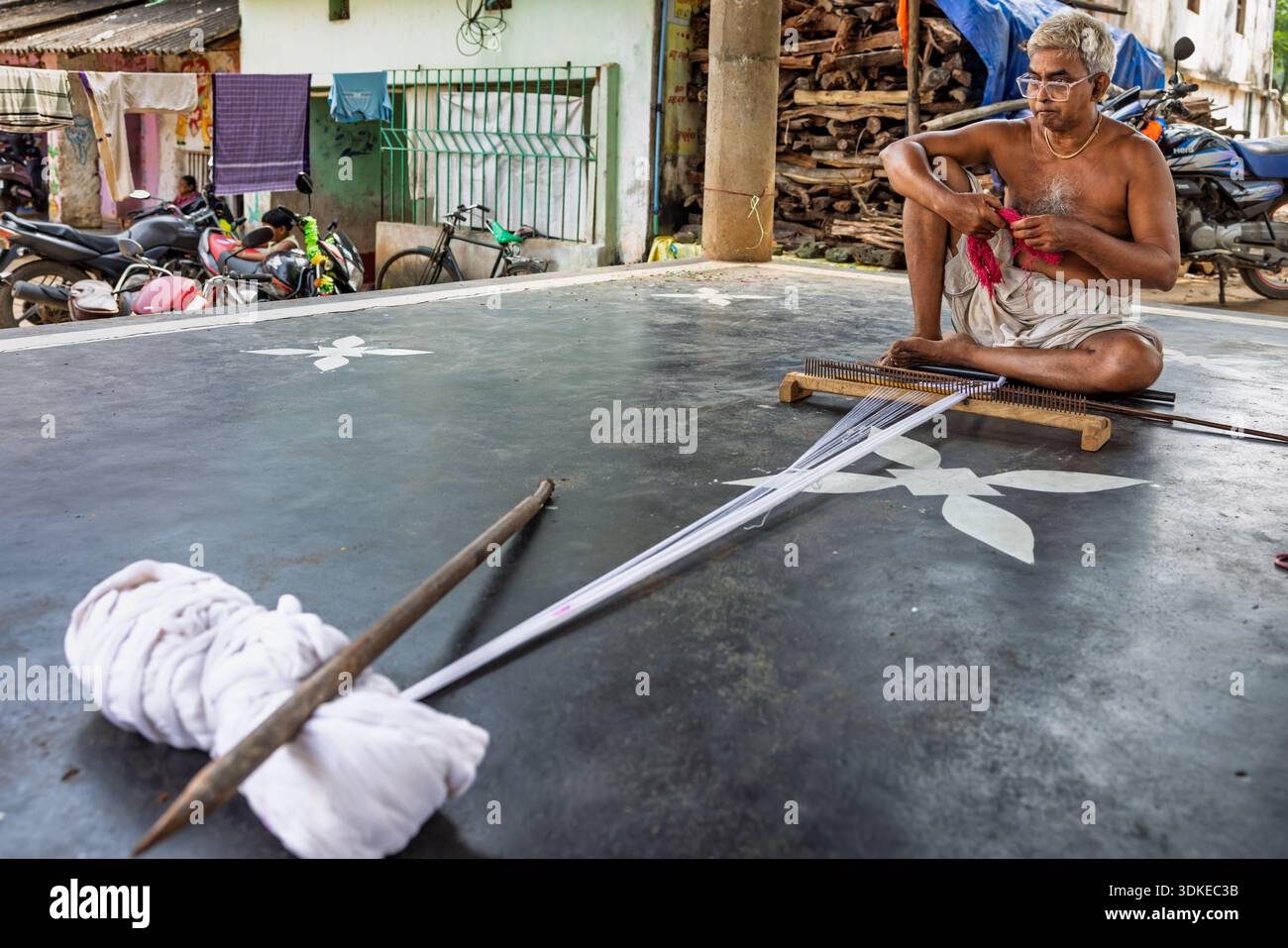 tessitore maschile che lavora sui battistrada, Odisha, India Foto Stock