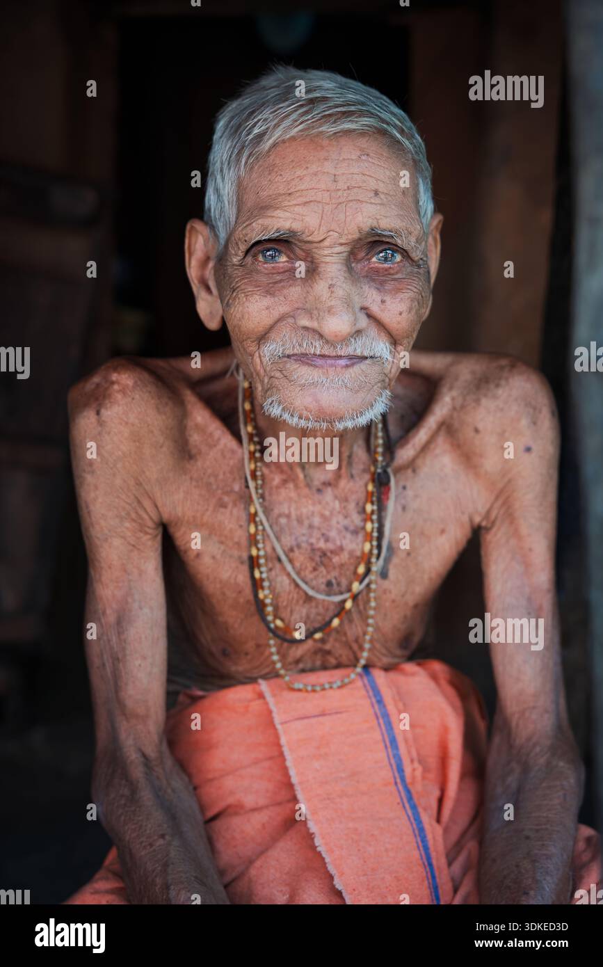 Ritratto di un anziano proveniente dalla campagna di Orissa, India Foto Stock