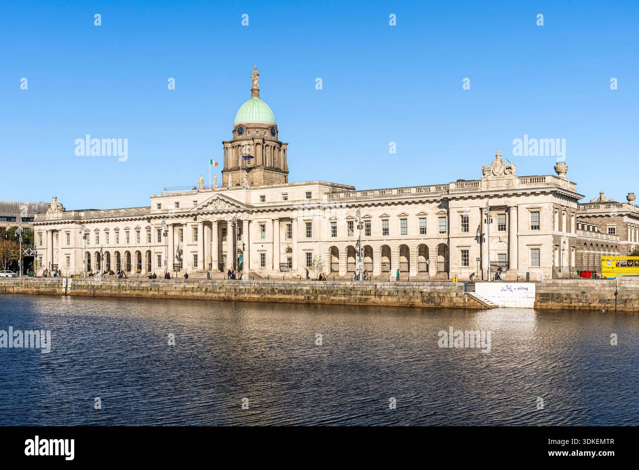 La facciata della Custom House si affaccia sul fiume Liffey, edificio neoclassico del XVIII secolo di James Gandon, nel centro di Dublino, Irlanda Foto Stock