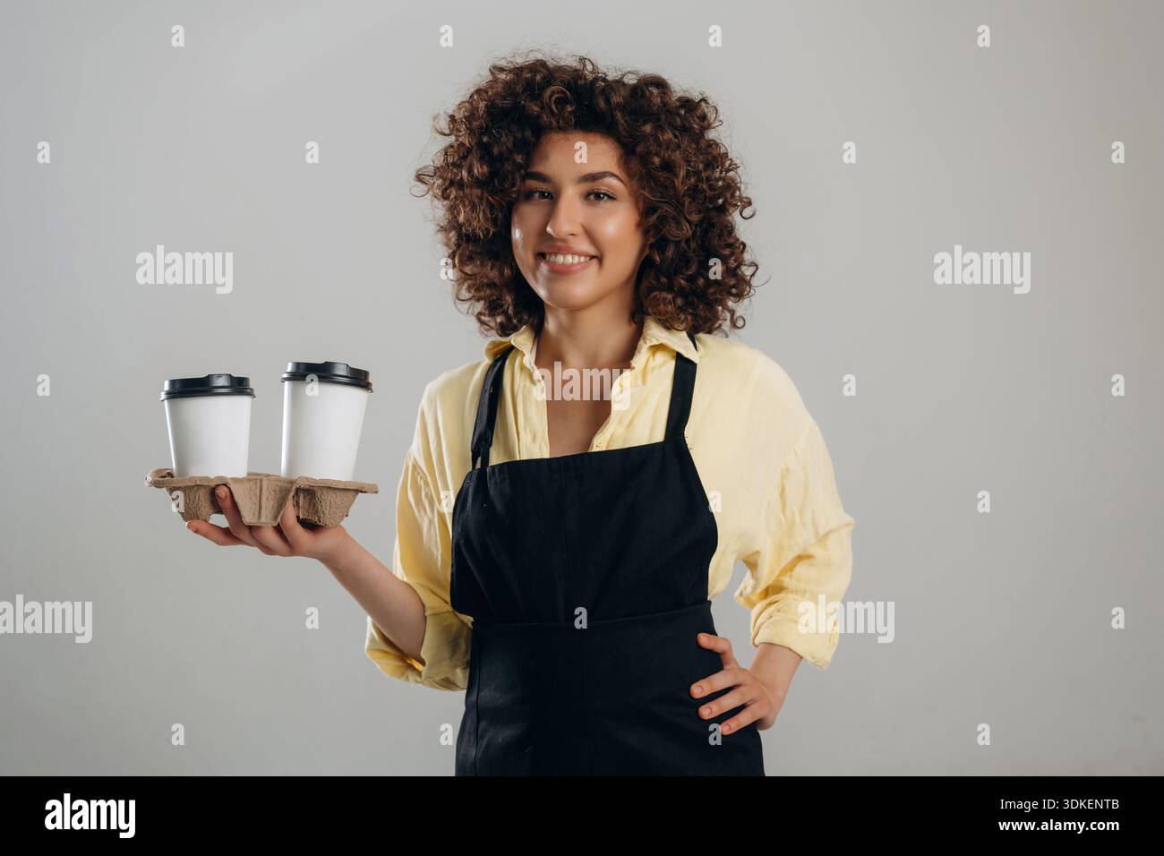 Il servizio, due bicchieri di bevande. Una bella cameriera è nello studio. Foto Stock
