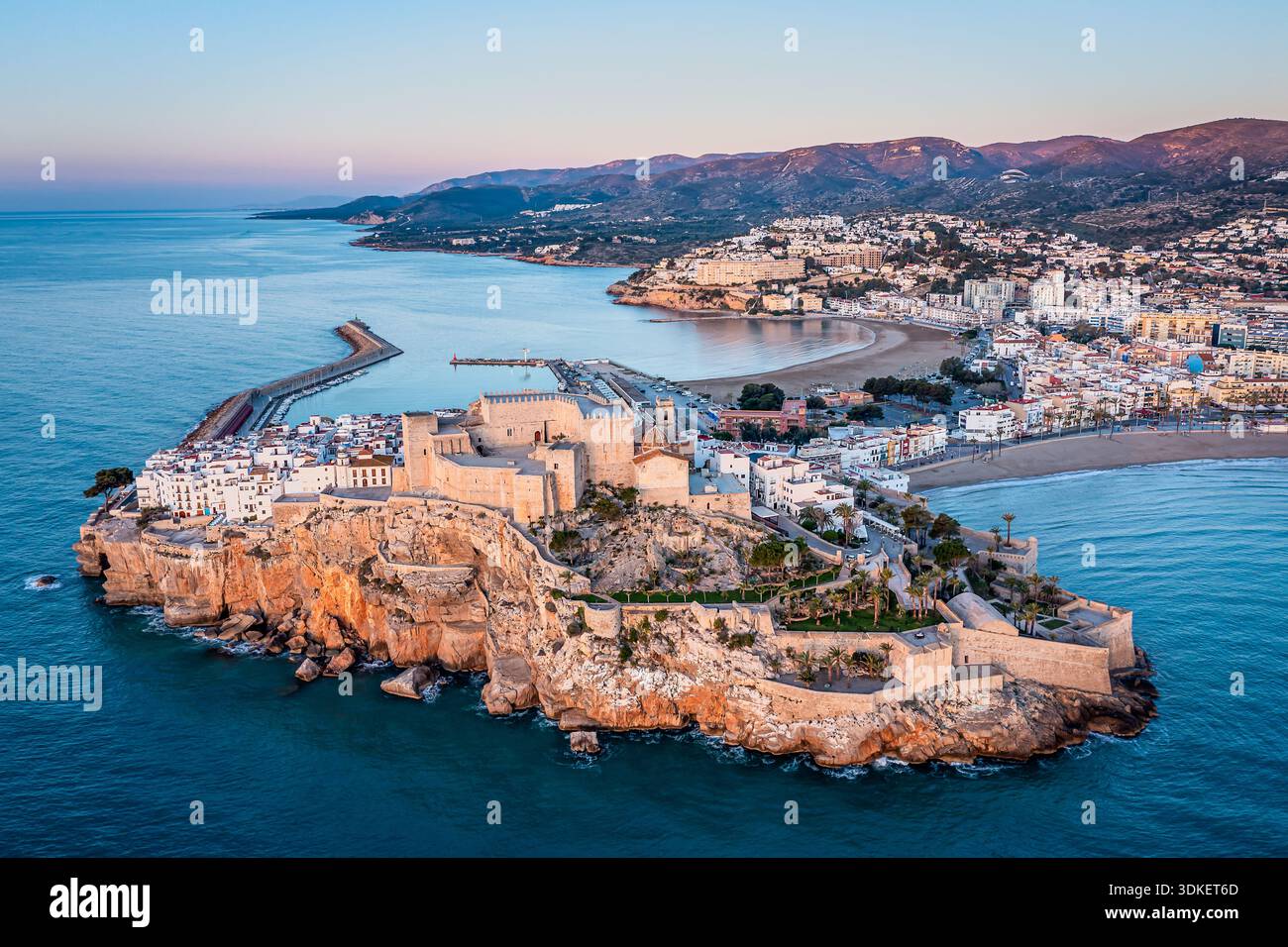 Fortezza storica sul promontorio roccioso che si affaccia sulla città costiera e sul porto, Peniscola, Spagna Foto Stock