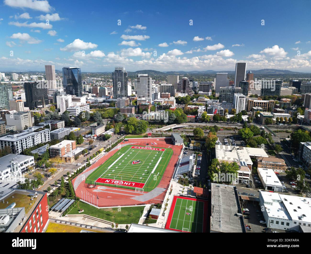 Vista aerea della Lincoln High School nel quartiere Goose Hollow del centro di Portland, Oregon, in un pomeriggio di sole Foto Stock