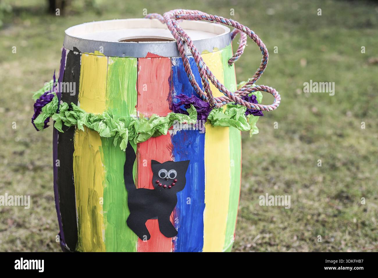 Colpisci il gatto fuori dalla canna e versa le caramelle, una tradizione danese in shovretide, Fredrikssund, Mars 3, 2019 Foto Stock