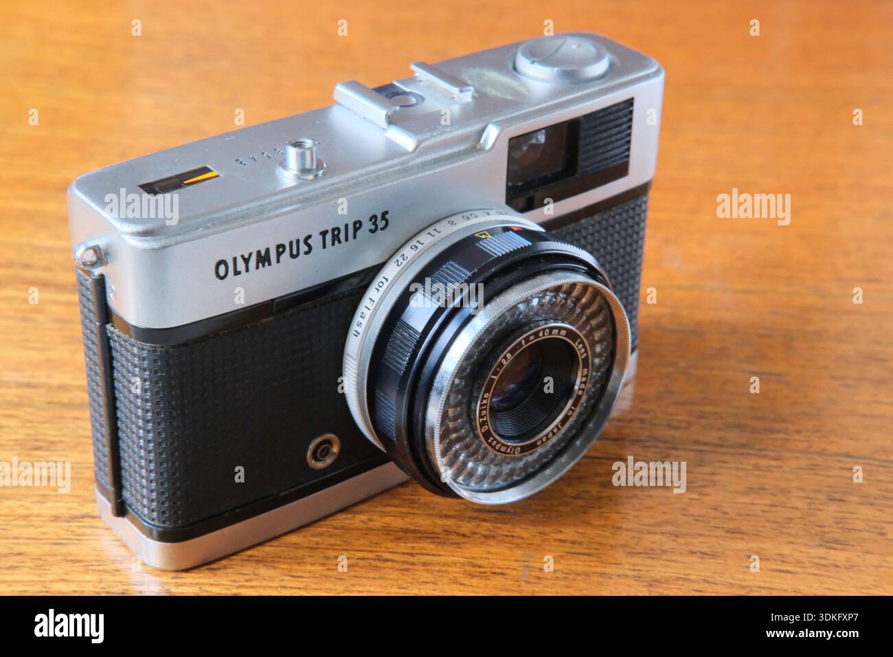 Fotocamera compatta Olympus Trip 35 completamente automatica da 35 mm, prodotta nel 1967. Il modello visualizza il pulsante dell'otturatore in metallo che indica la produzione prima di giugno 1978. Foto Stock