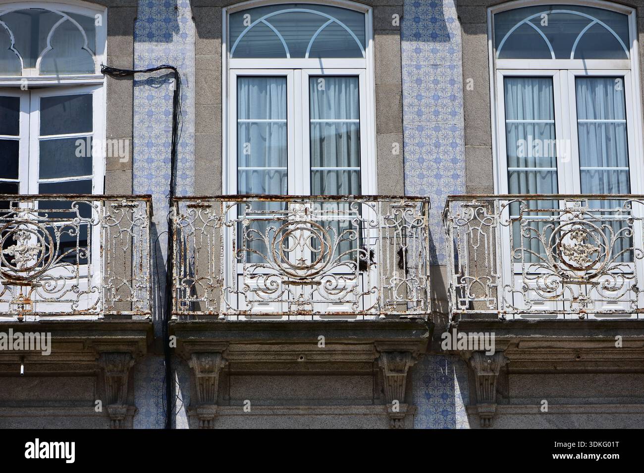 Architettura tradizionale a Porto: Piccoli balconi e facciata di distintivo azulejo blu e bianco. Ubicazione: Porto Portugal Foto Stock
