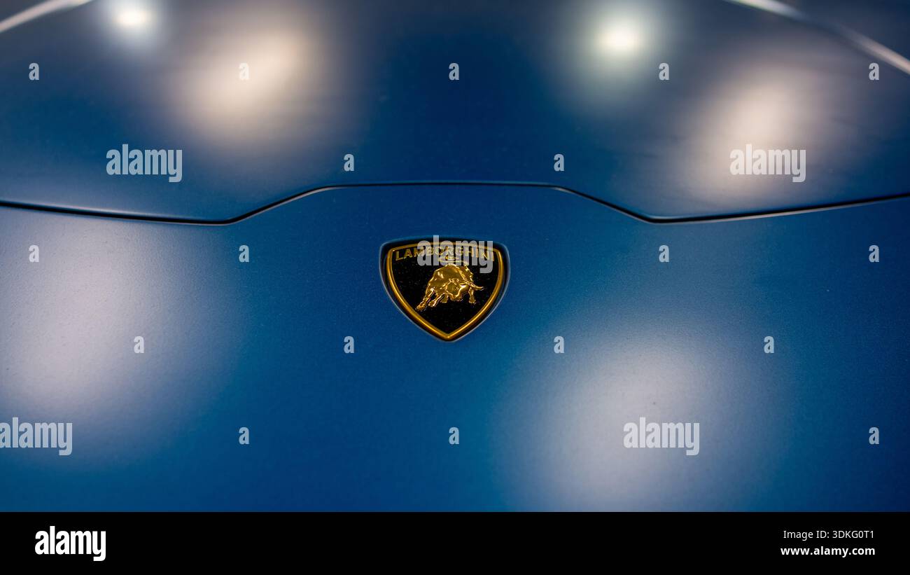 Primo piano emblema Lamborghini blu su cappuccio, StudioLit Brand Showcase incentrata sulla verniciatura lucida e distintivo Varsavia, Polonia Foto Stock