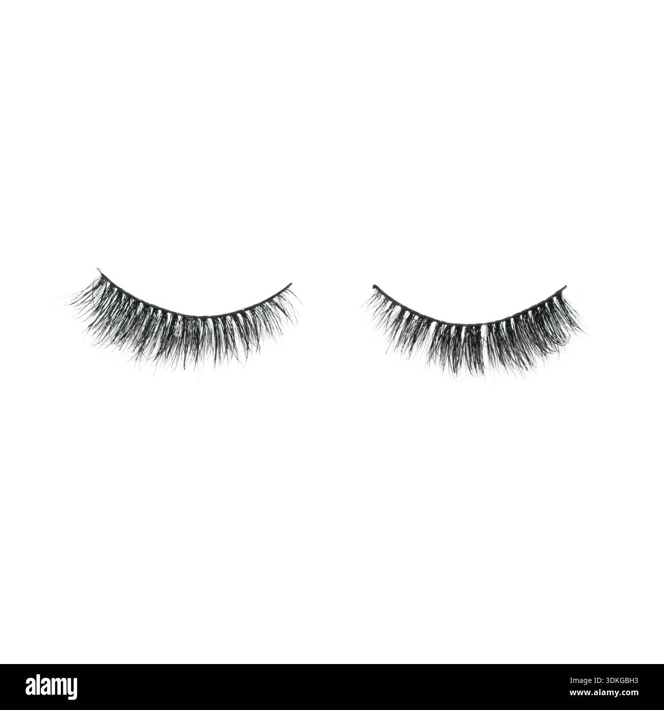 Fotografia di prodotti premium con ciglia false su sfondo bianco, estetica pulita, perfetta per marchi di cosmetici, saloni e prodotti di bellezza e-commerce Foto Stock