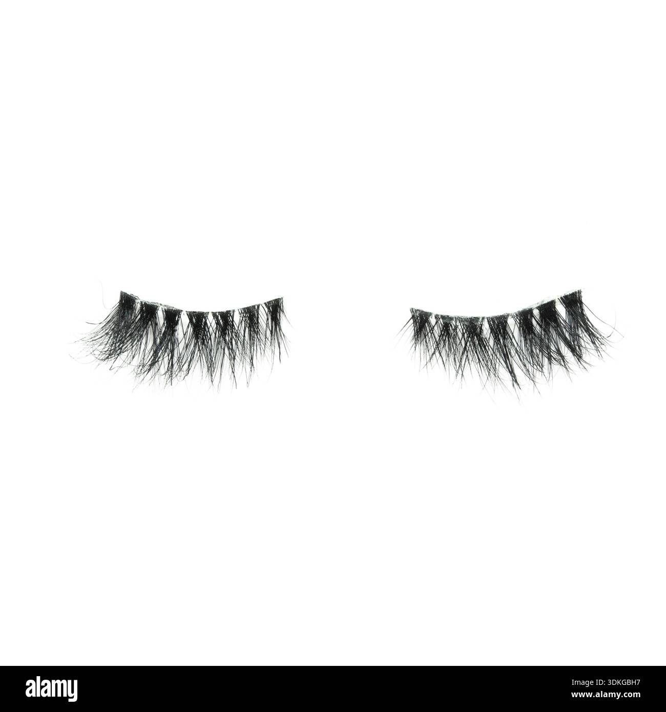 Fotografia di prodotti premium con ciglia false su sfondo bianco, estetica pulita, perfetta per marchi di cosmetici, saloni e prodotti di bellezza e-commerce Foto Stock
