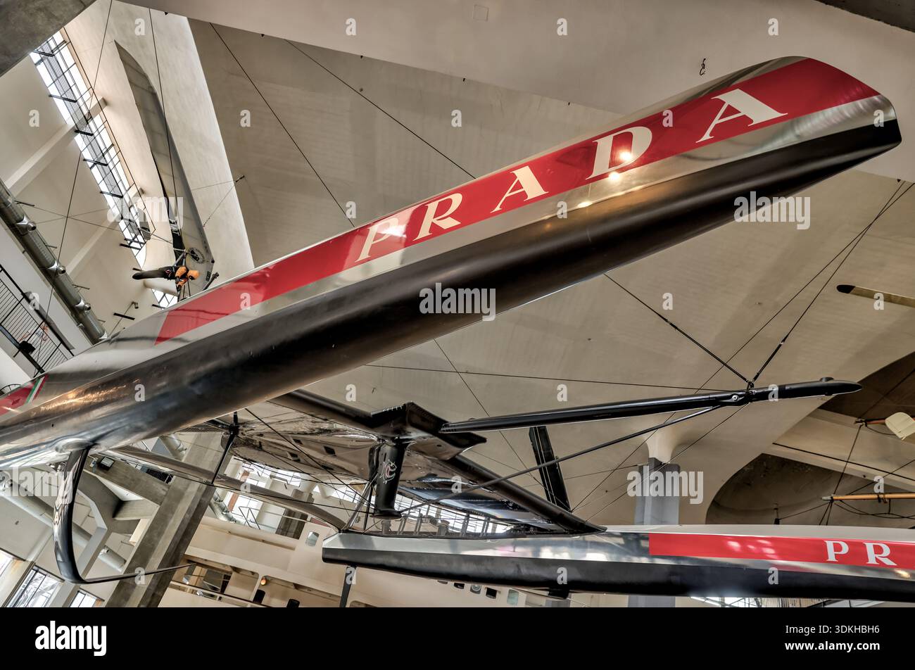Luna Rossa Prada Pirelli America's Cup yacht da corsa esposto al Museo Leonardo da Vinci della Scienza e della tecnologia di Milano. Foto Stock