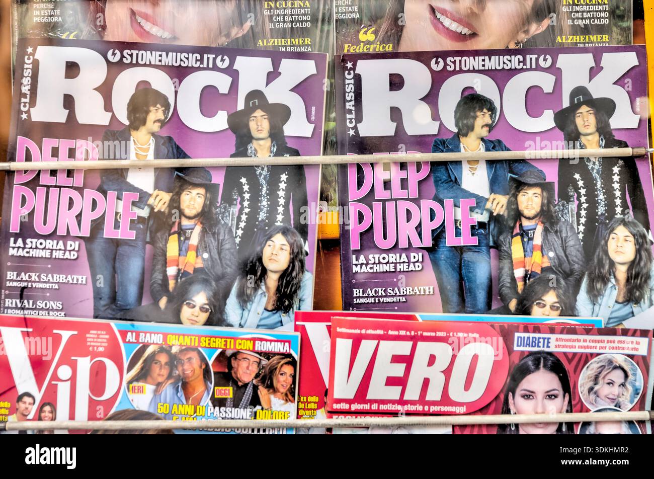 Edicola con riviste e quotidiani italiani a Milano, Italia. Foto Stock