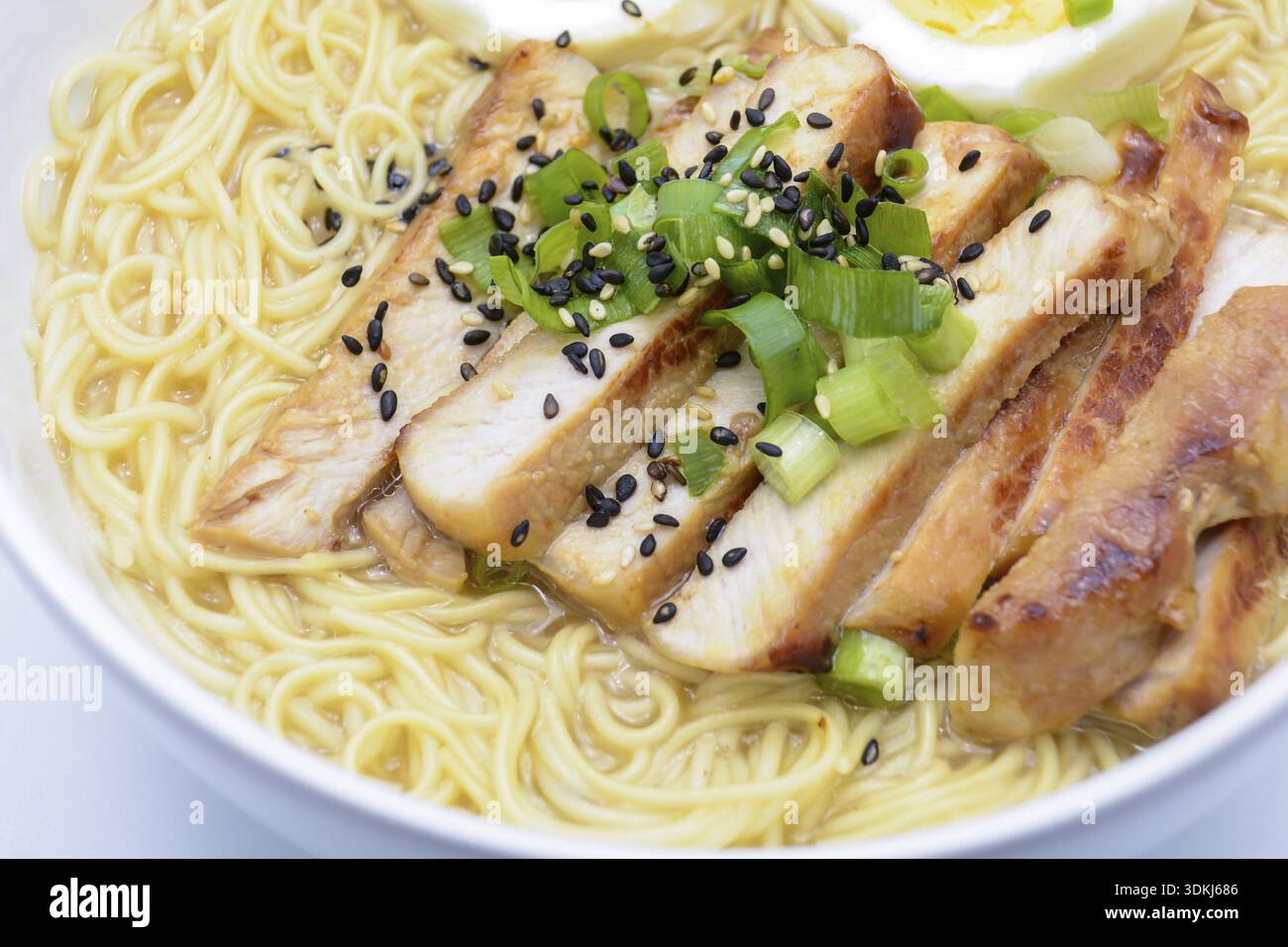 Miso Ramen con uova e maiale, cucina giapponese fatta in casa Foto Stock