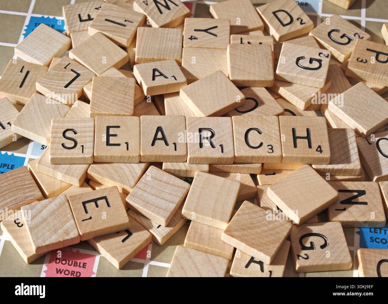 Tessere di legno vintage Scrabble disposte sul tabellone di gioco. La RICERCA della parola può essere visualizzata tra i riquadri. Foto scattata Ontario Canada gennaio 31/2026 Foto Stock