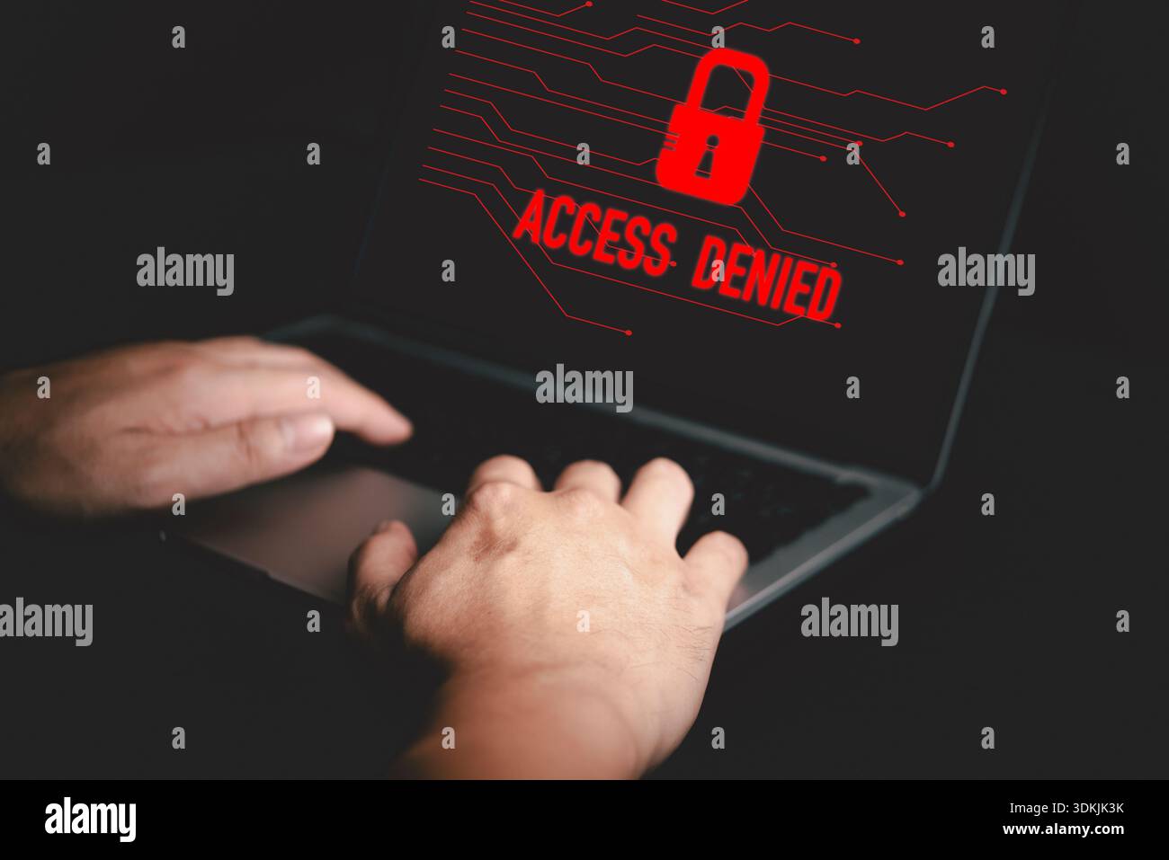 Digitazione manuale su notebook con schermata di avviso accesso negato rossa, concetto di sicurezza informatica, prevenzione degli attacchi, avviso di violazione dei dati e sicurezza online pro Foto Stock